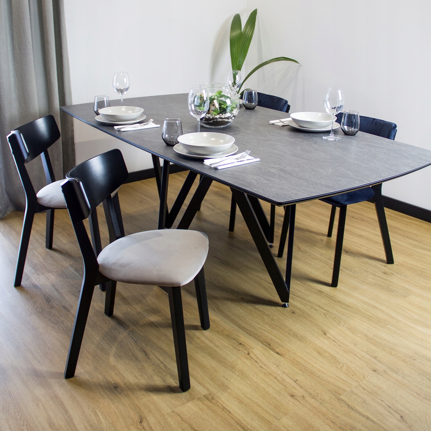 Krzesło bukowe tapicerowane welurowe do salonu Głębokość mebla 45 cm