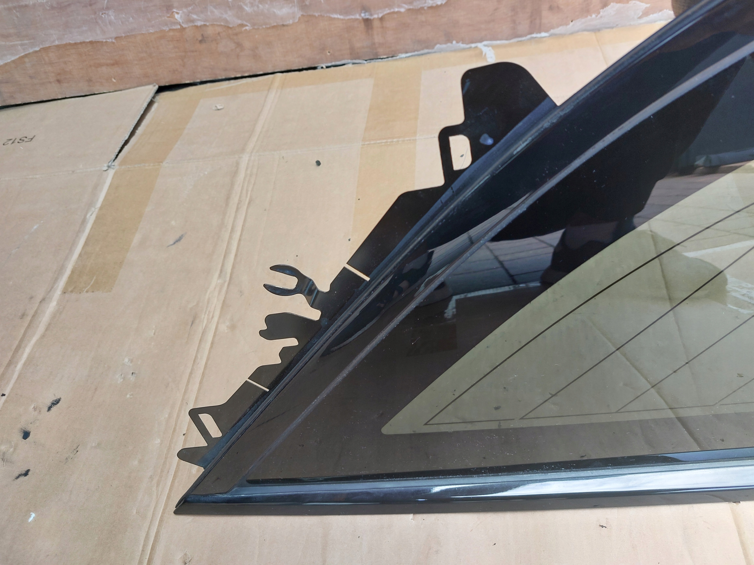 window bodywork right rear part VELAR L560 J8A2-29600-BE