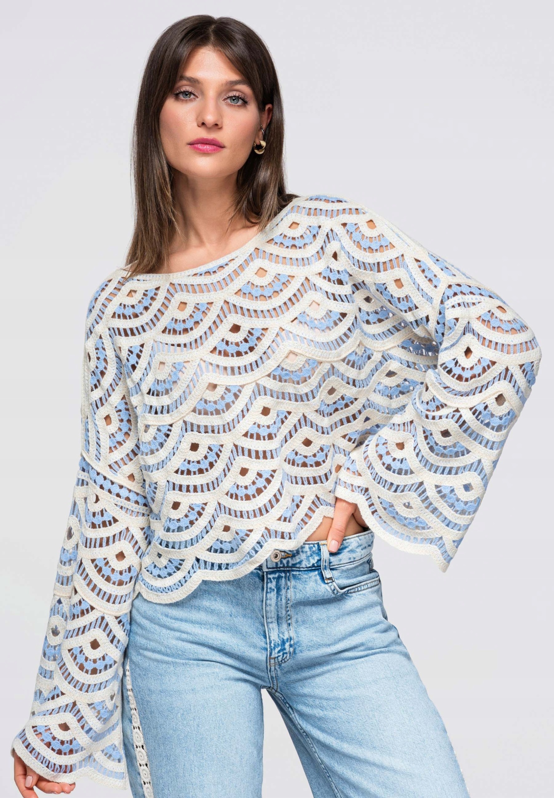 Dámská ažurová halenka s dlouhým rukávem, světle modrá OW-TS-E0049, univerzální velikost (onesize)
