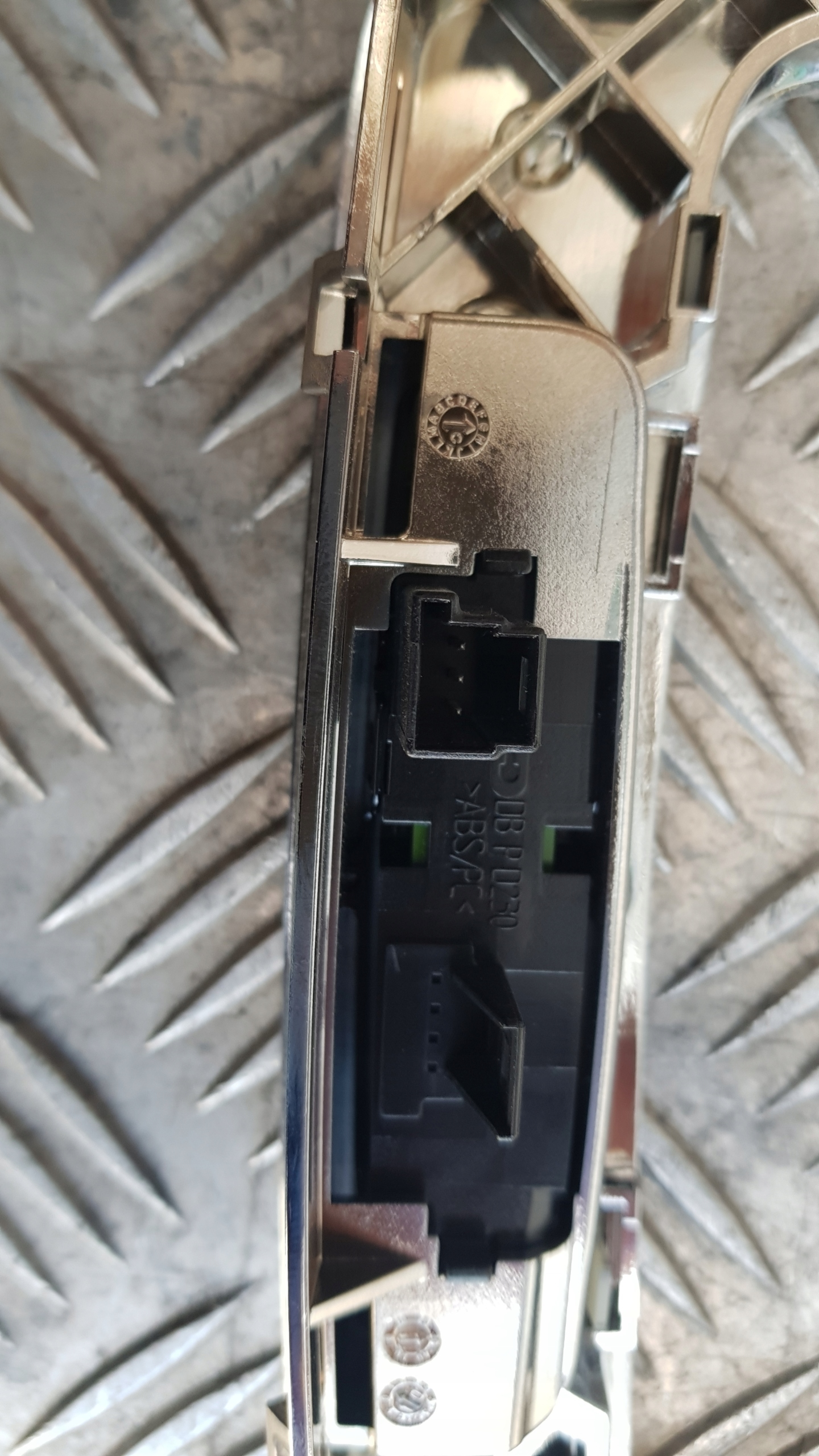 MERCEDES W204 obal kulisy AUTOMAT RÁM a2042673388