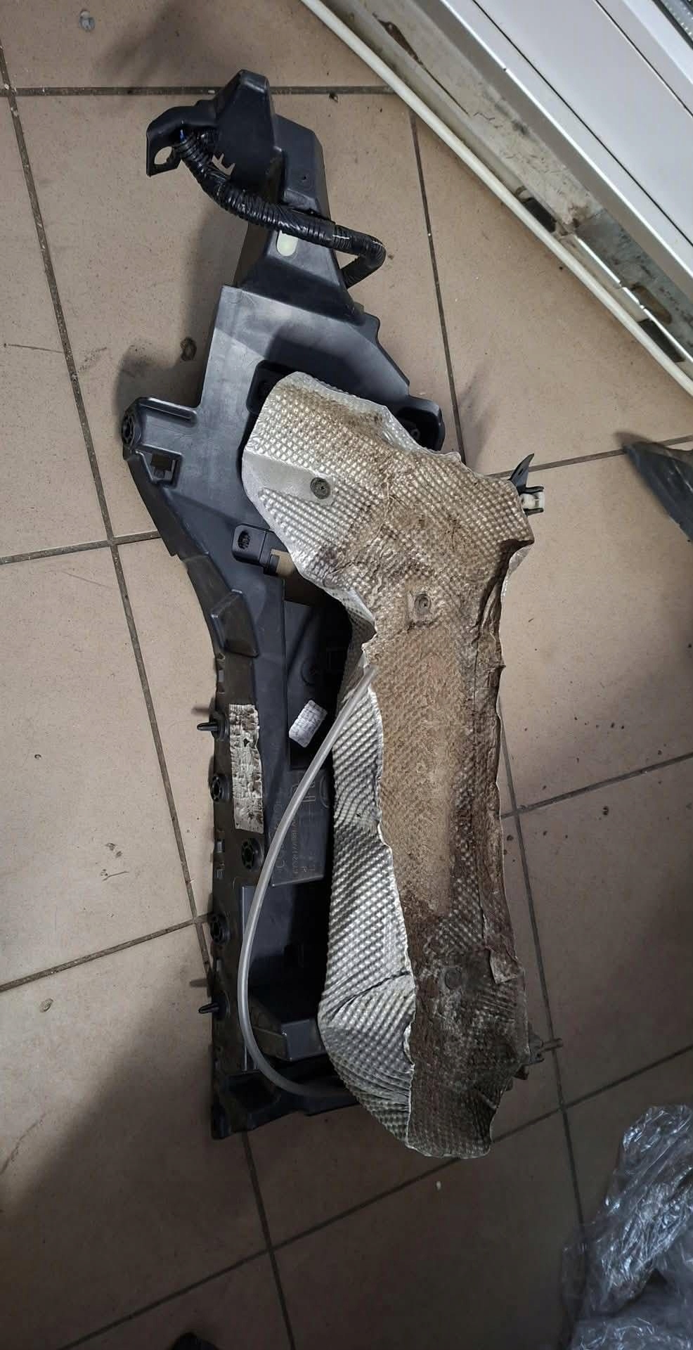 bumper bracket rear part side left Land Rover Discovery 5 KY32-17A881-AA2