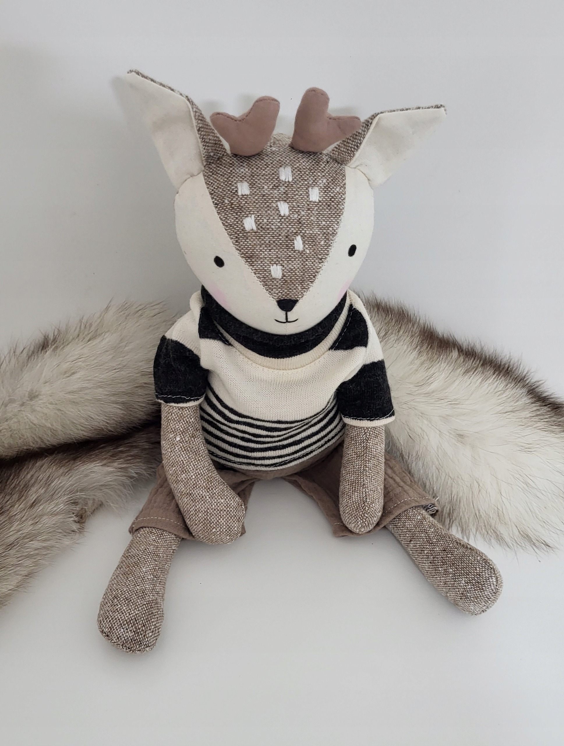 Jelen ruční práce jedinečný, mazlíček s personalizací