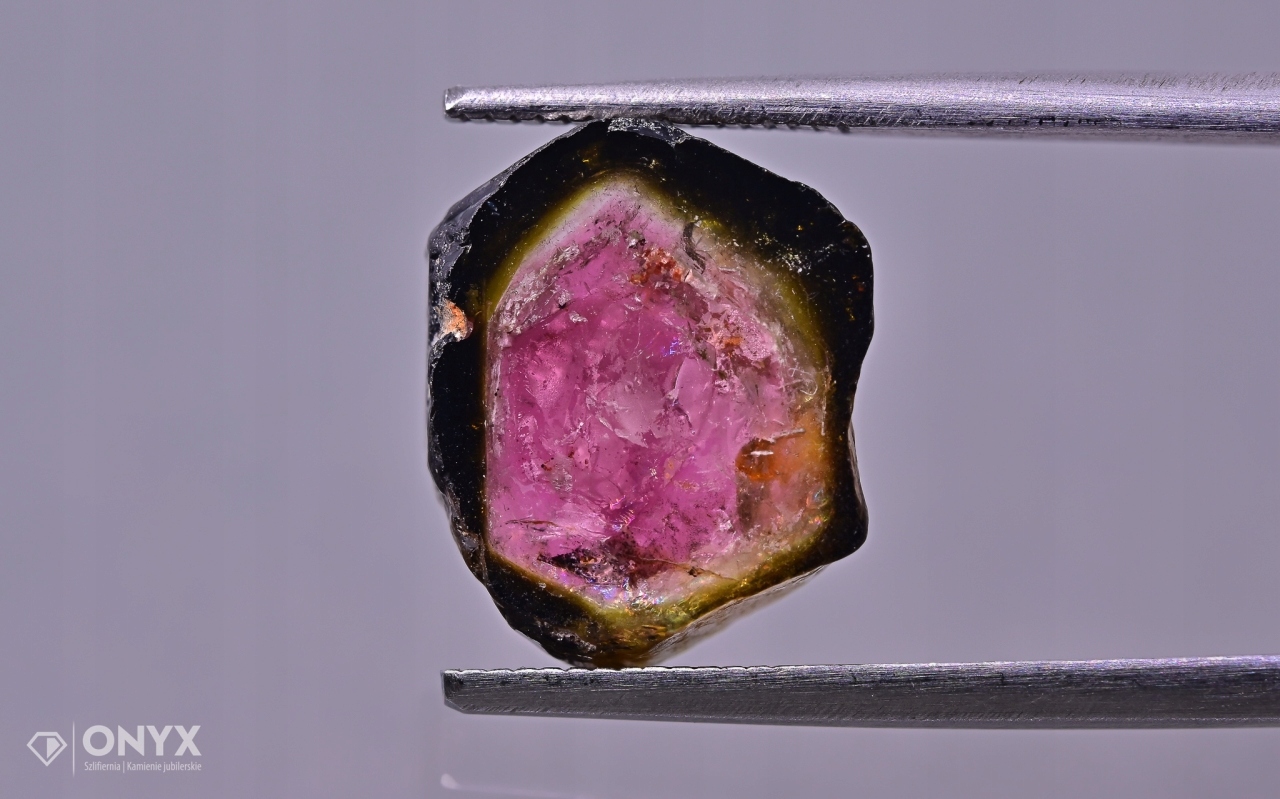 Turmalín nepravidelná deska 13x10,5 mm