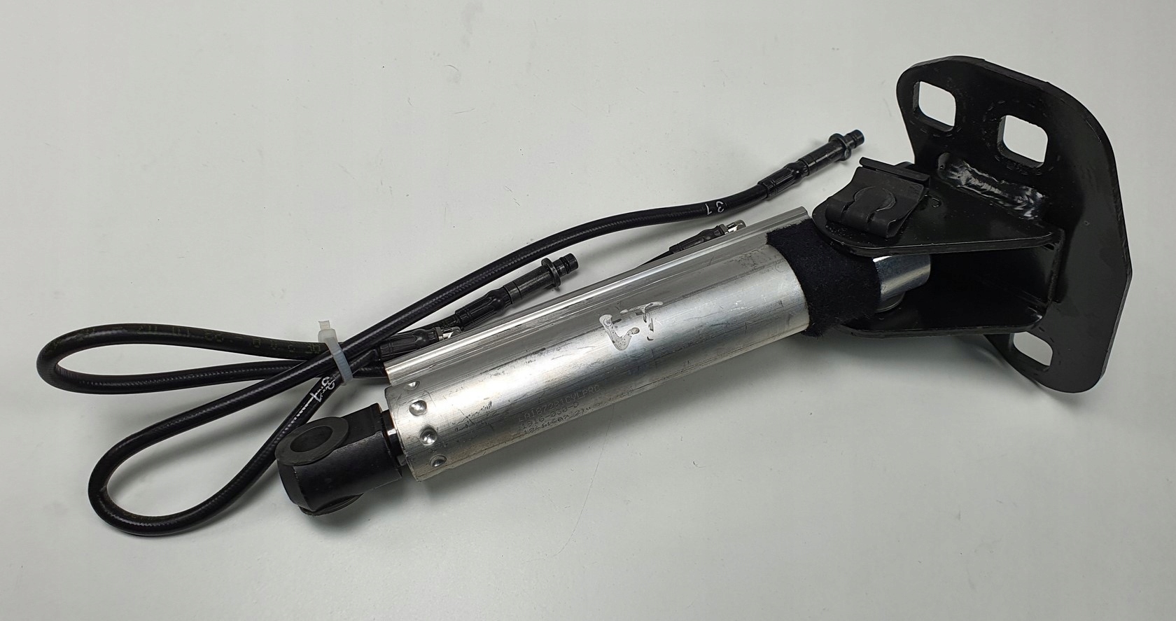 SILOWNIK DACHU LEWY TYL VOLVO C70 II Part manufacturer Volvo OE