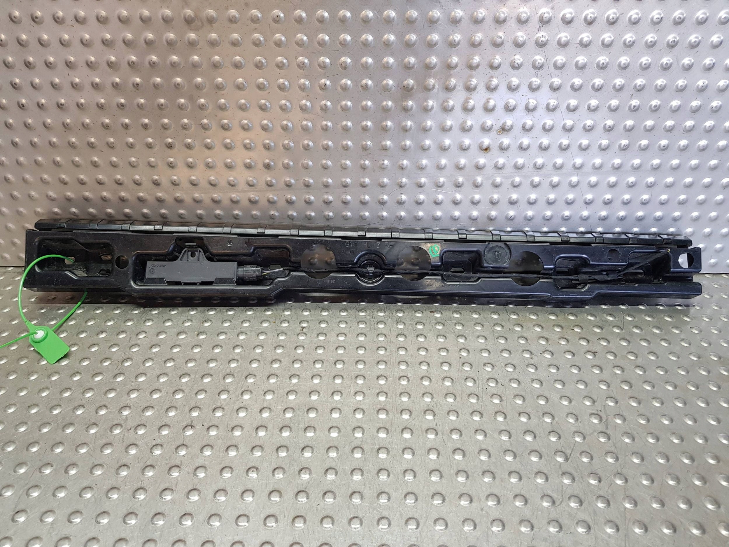 support holder of the threshold right front 7357136 BMW G11 G12