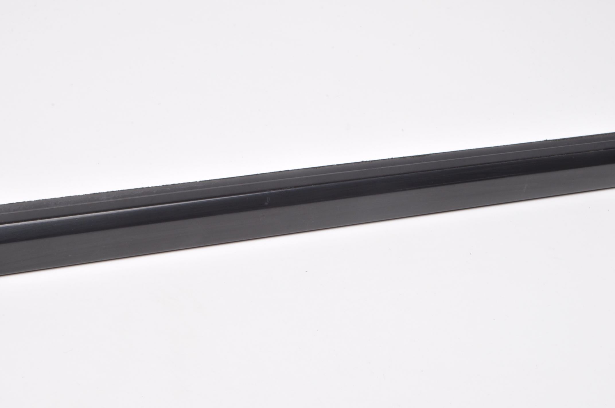 BENTLEY BENTAYGA LISTWA OZDOBNA SZYBY 36A853077 Typ samochodu Samochody osobowe