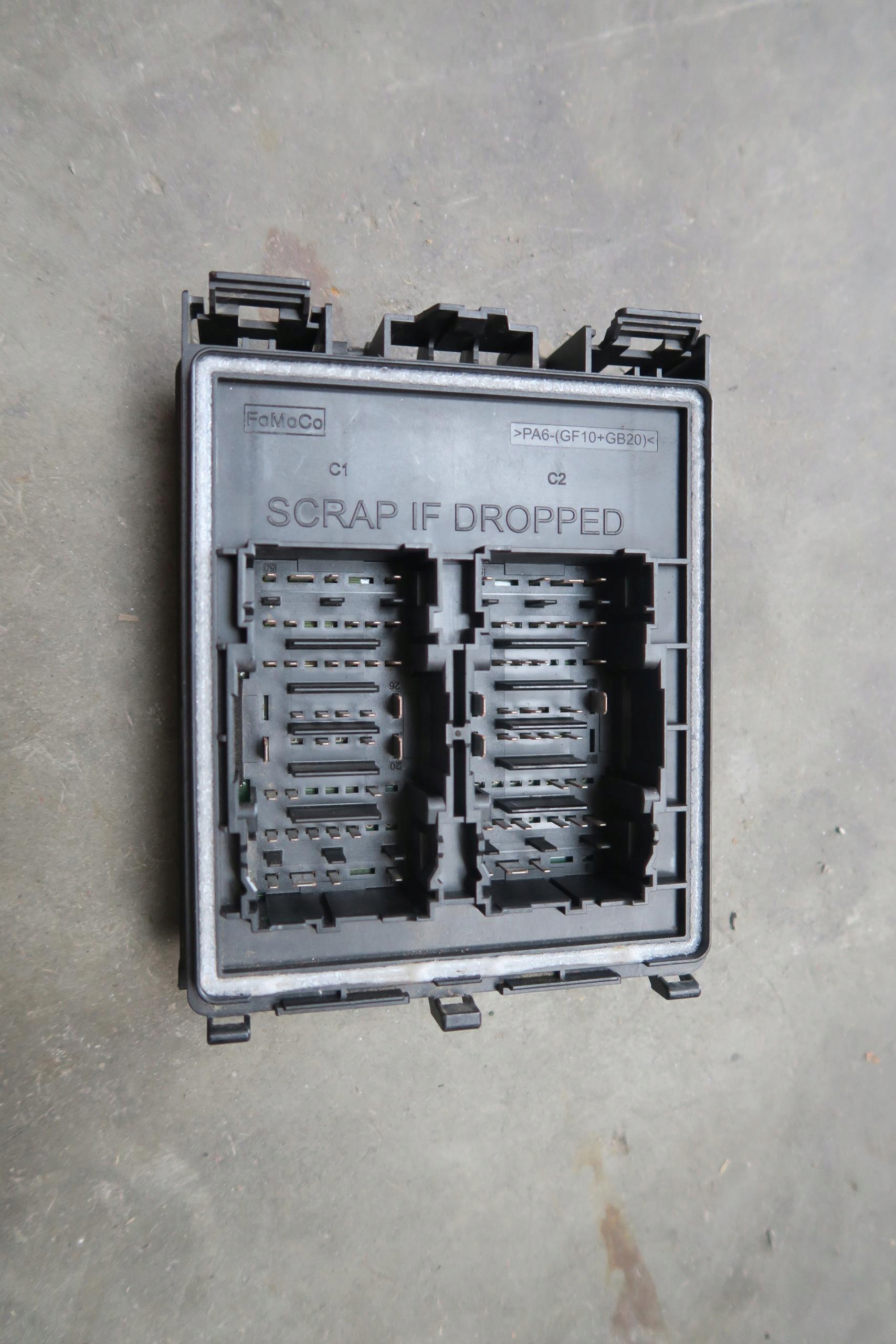 FORD TRANSIT CONNECT MK2 SKRZYNKA BEZPIECZNIKÓW