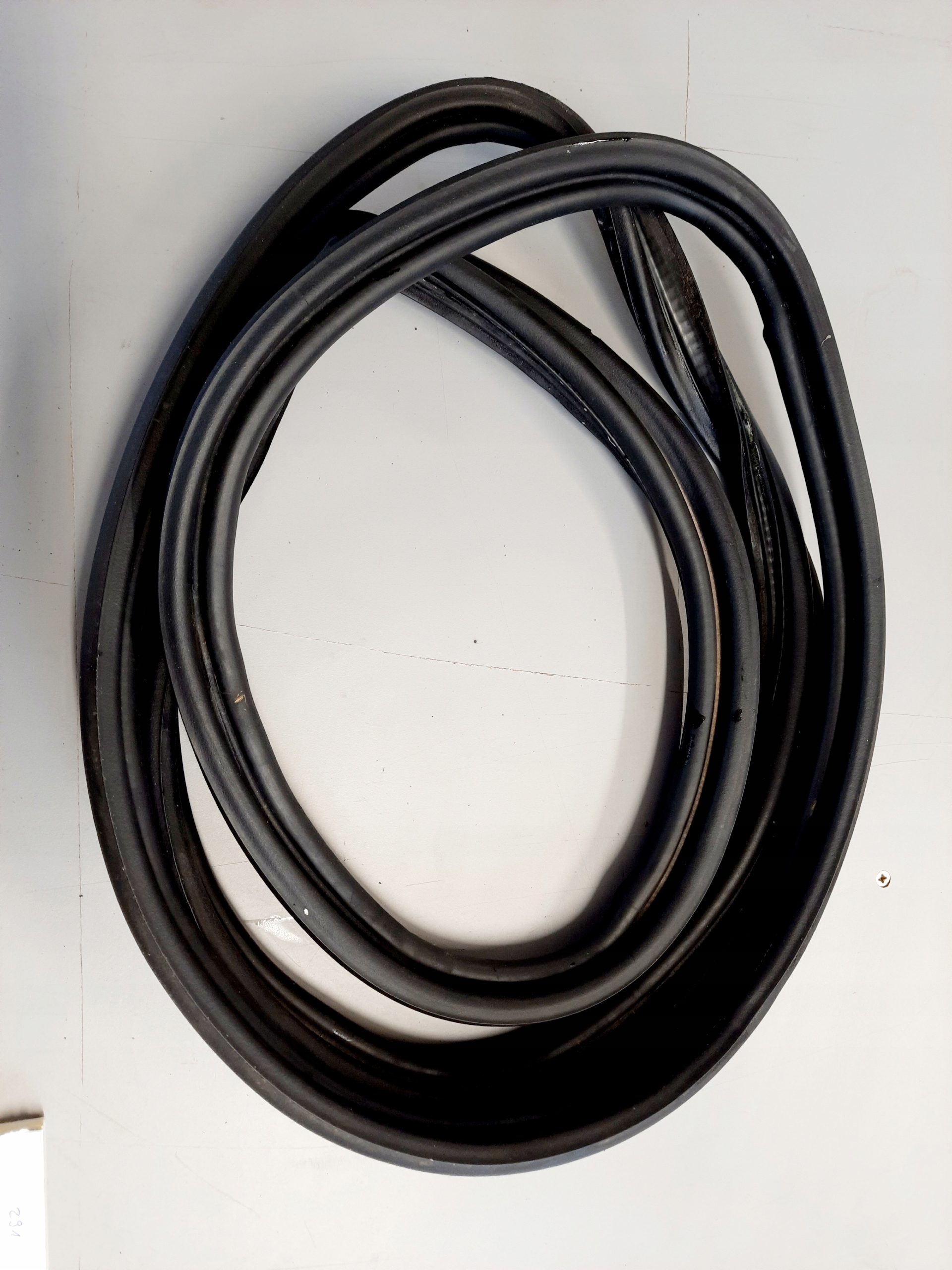 A2077500798 2077500798 - Уплотнение крышки багажника MERCEDES W207 2076920376