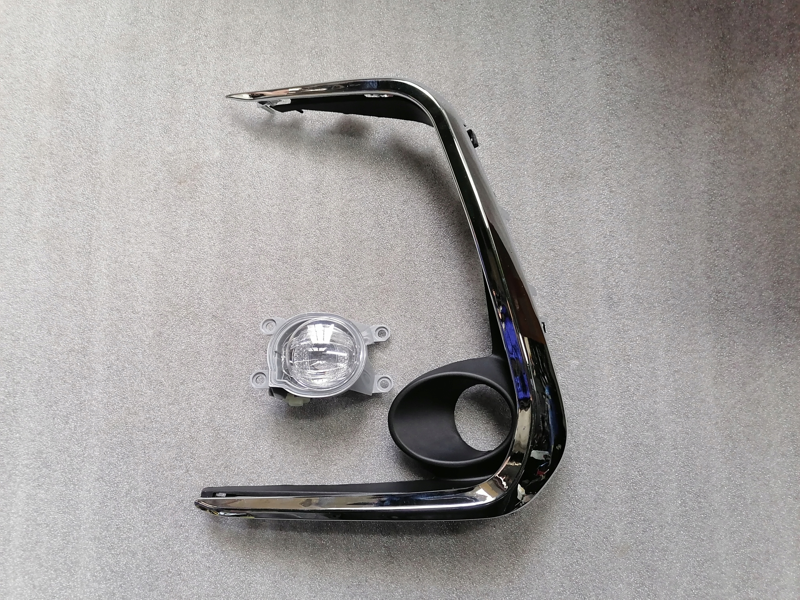 Corolla e21 19 - решетка бампера хром левый галоген