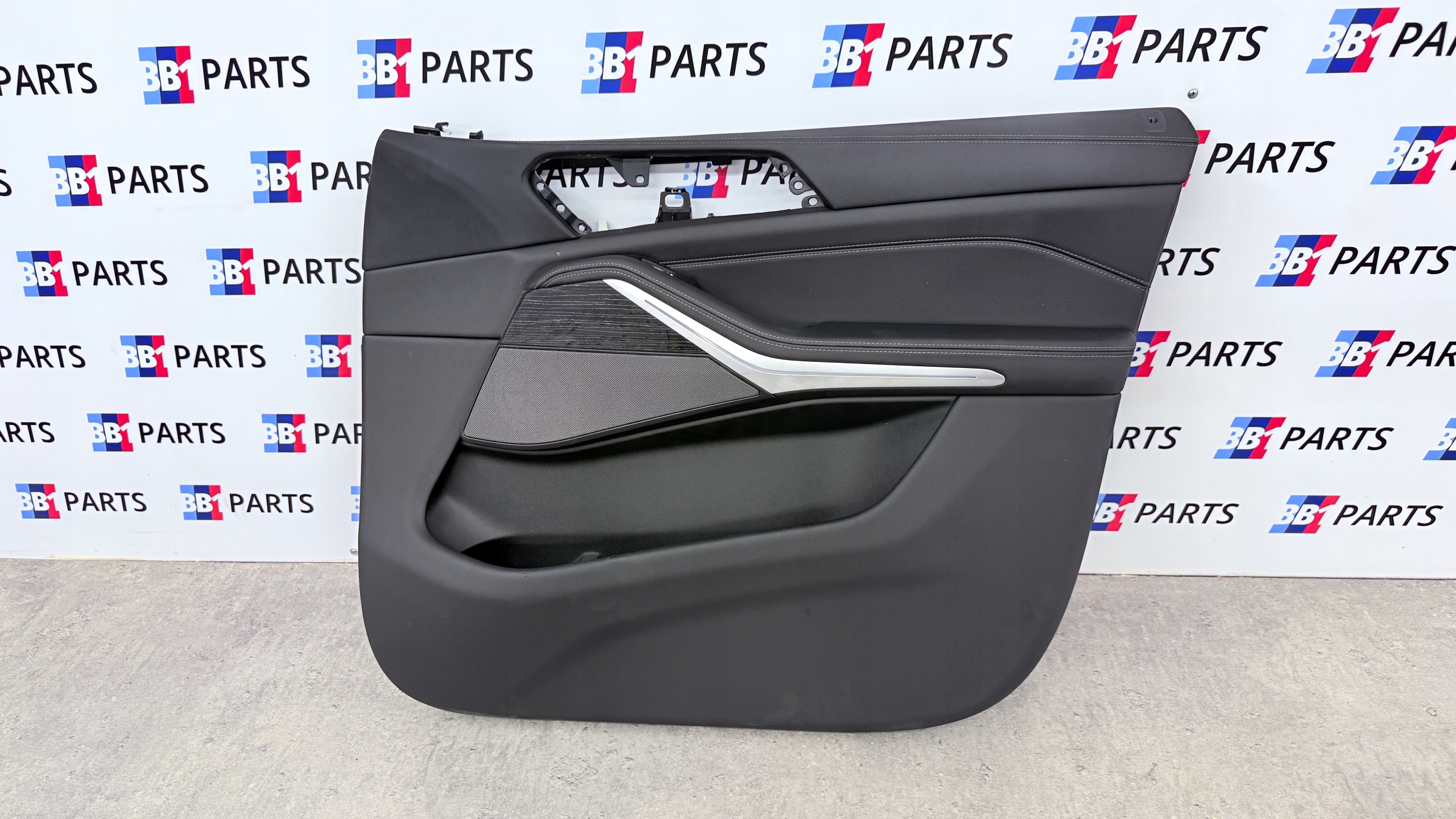 BMW G07 X7 side door right front front black leather VERNASCA