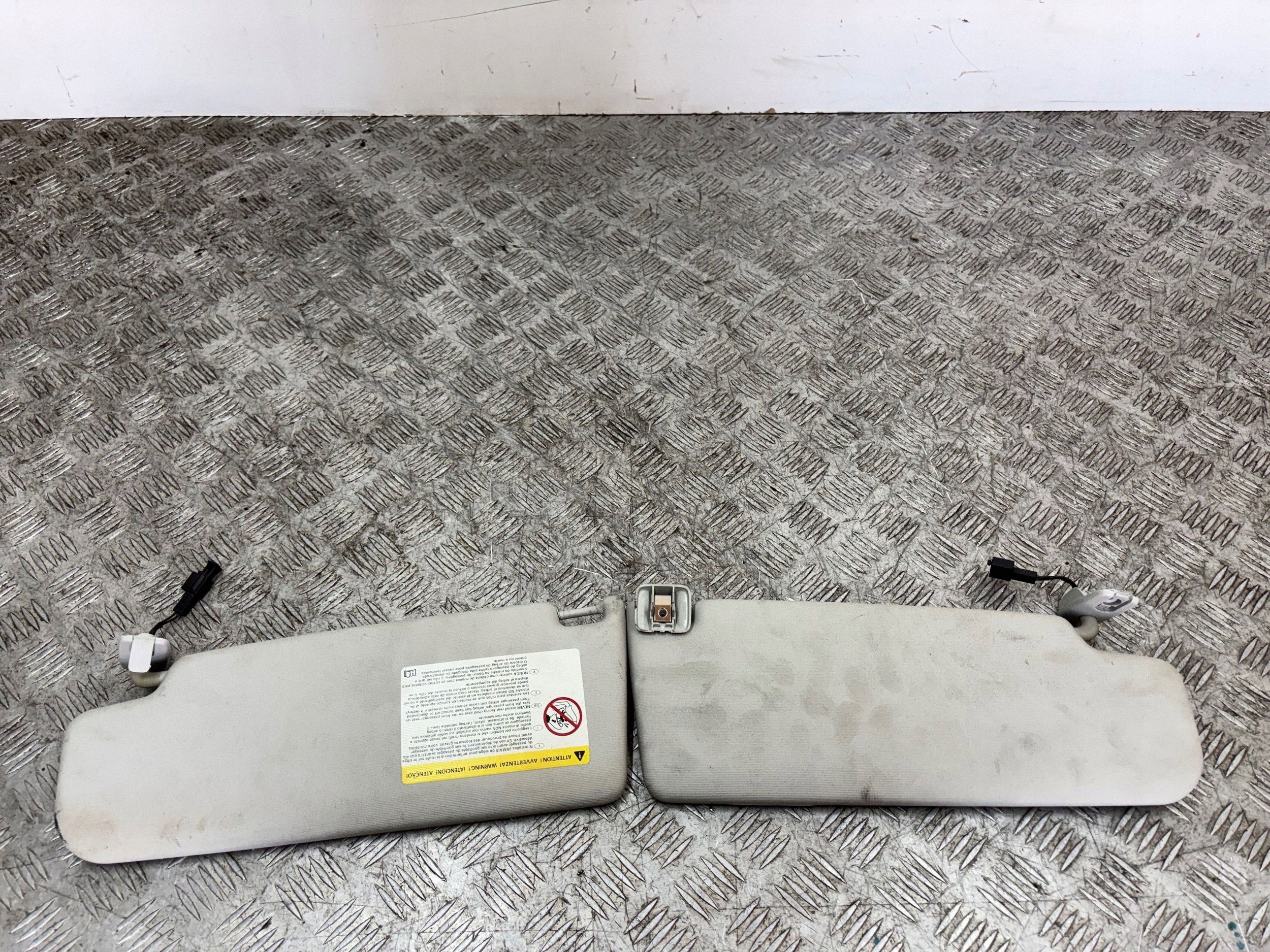 cover PRZECIWSLONECZNA visor left right VW PASSAT B7 1K0857552