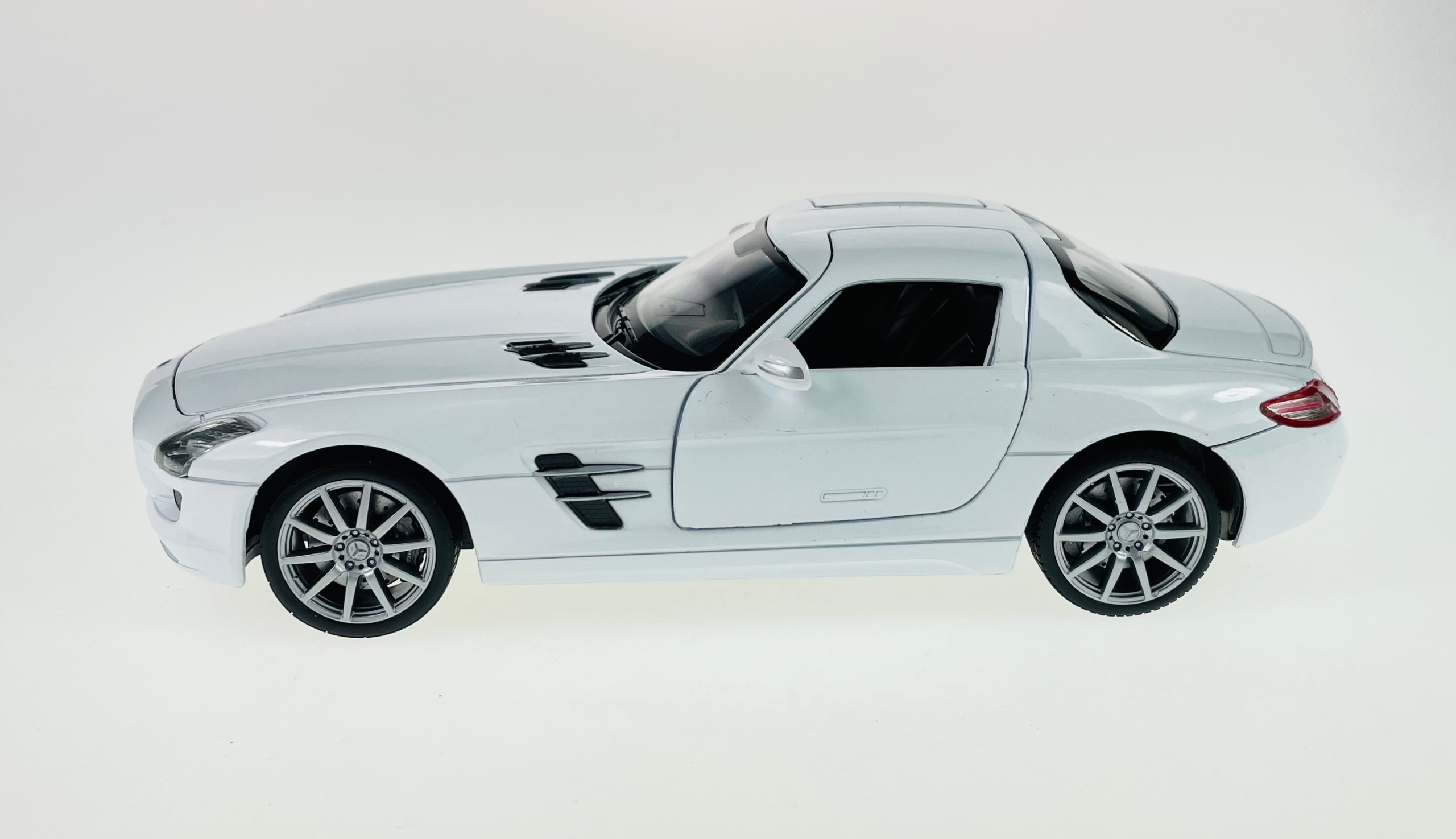 WELLY MERCEDES-BENZ SLS AMG 1:24 NOWY METAL MODEL Marka Welly