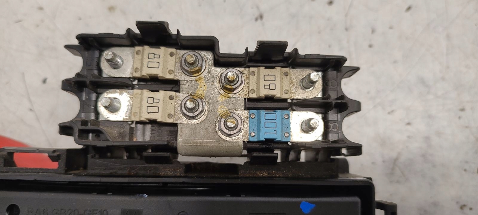 Module fusibles Opel Astra J kombi 2,0 CDTI