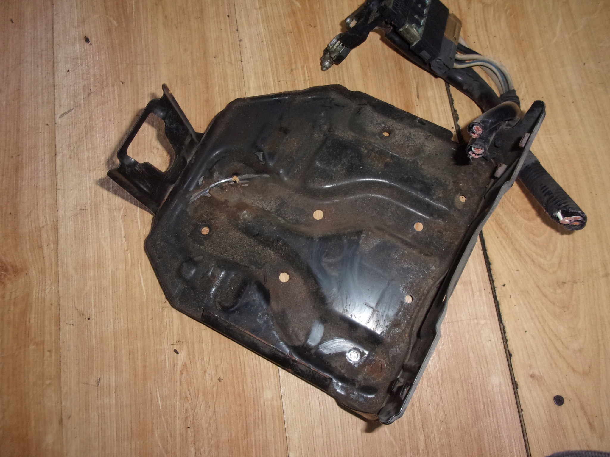 SUZUKI SWIFT MK6 PODSTAWA AKUMULATORA