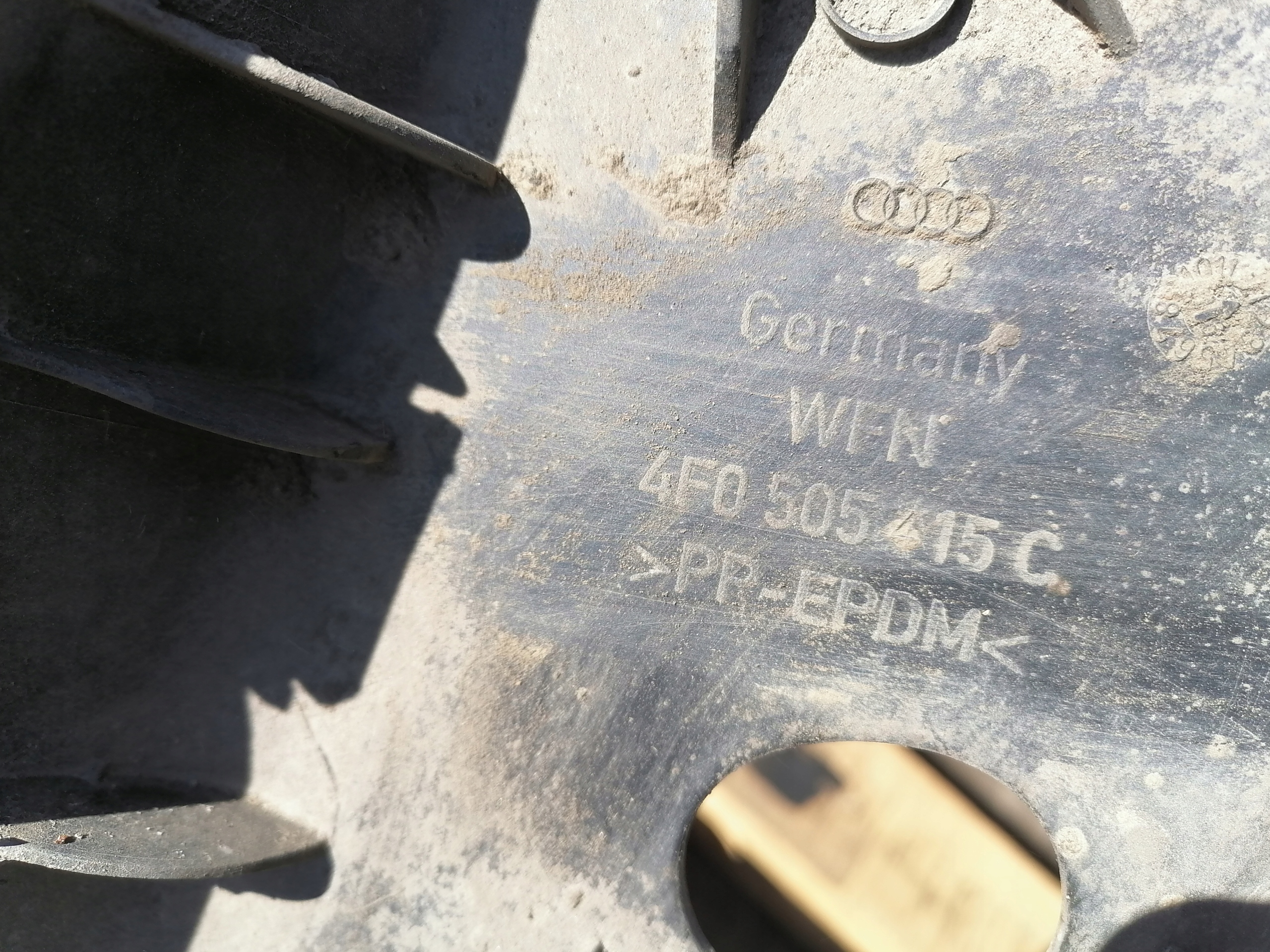 AUDI A6 C6 Blende Abdeckung des Querlenkers rechts heck 4F0505415C