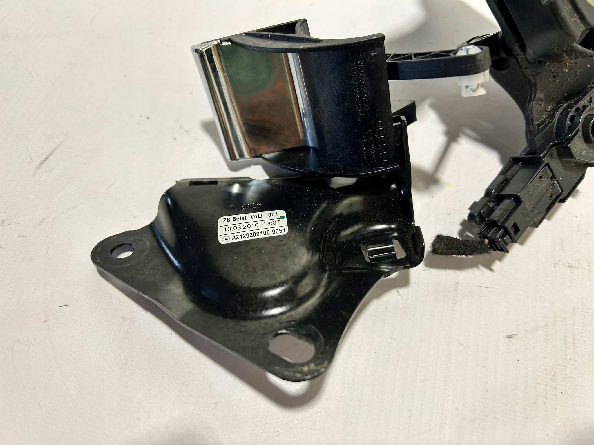 MERCEDEDES W212 KOMBI handle lock SKLADANIA seats left