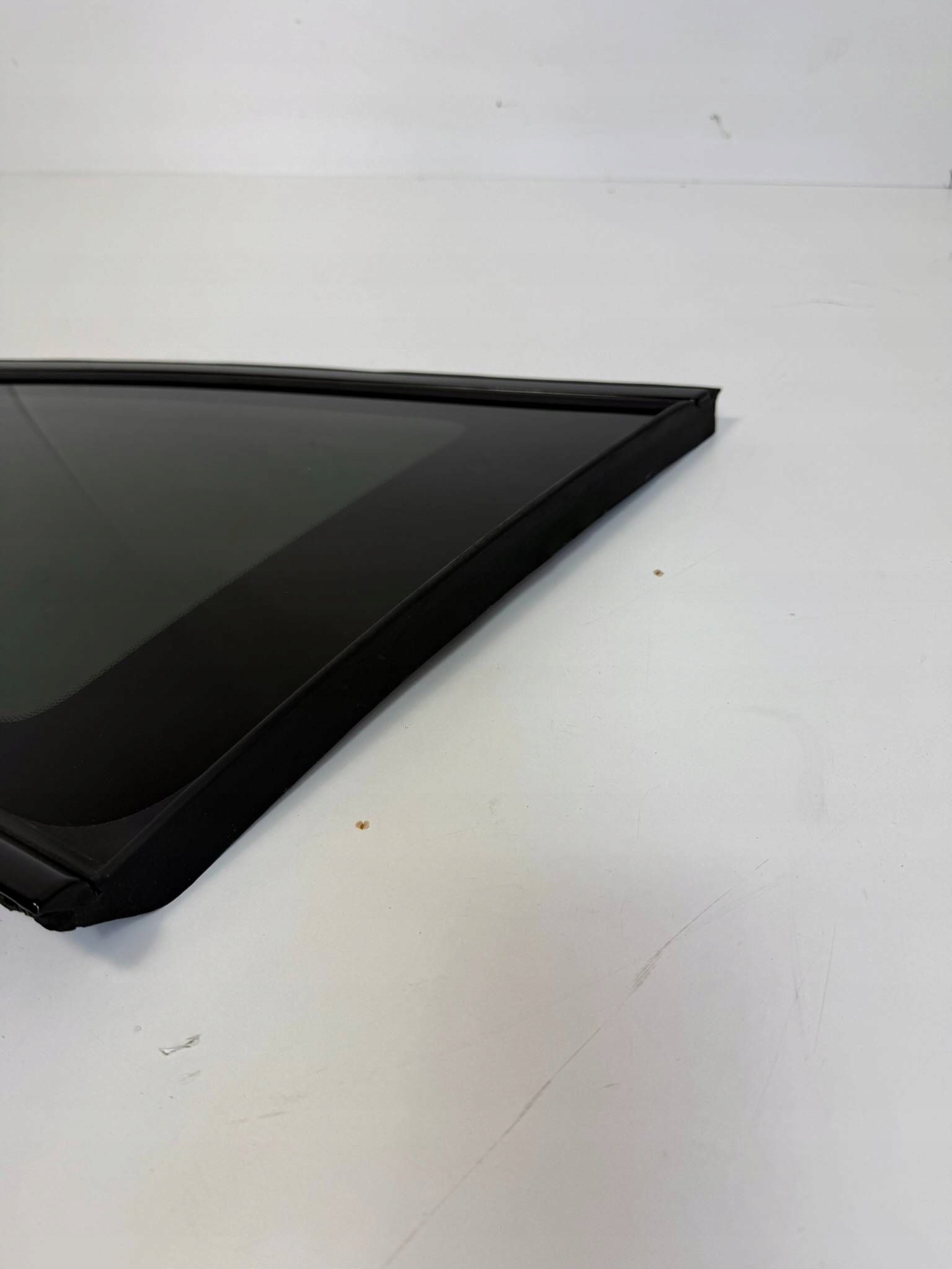 Volvo V60 II 2022 right side window bodywork rear 31651506