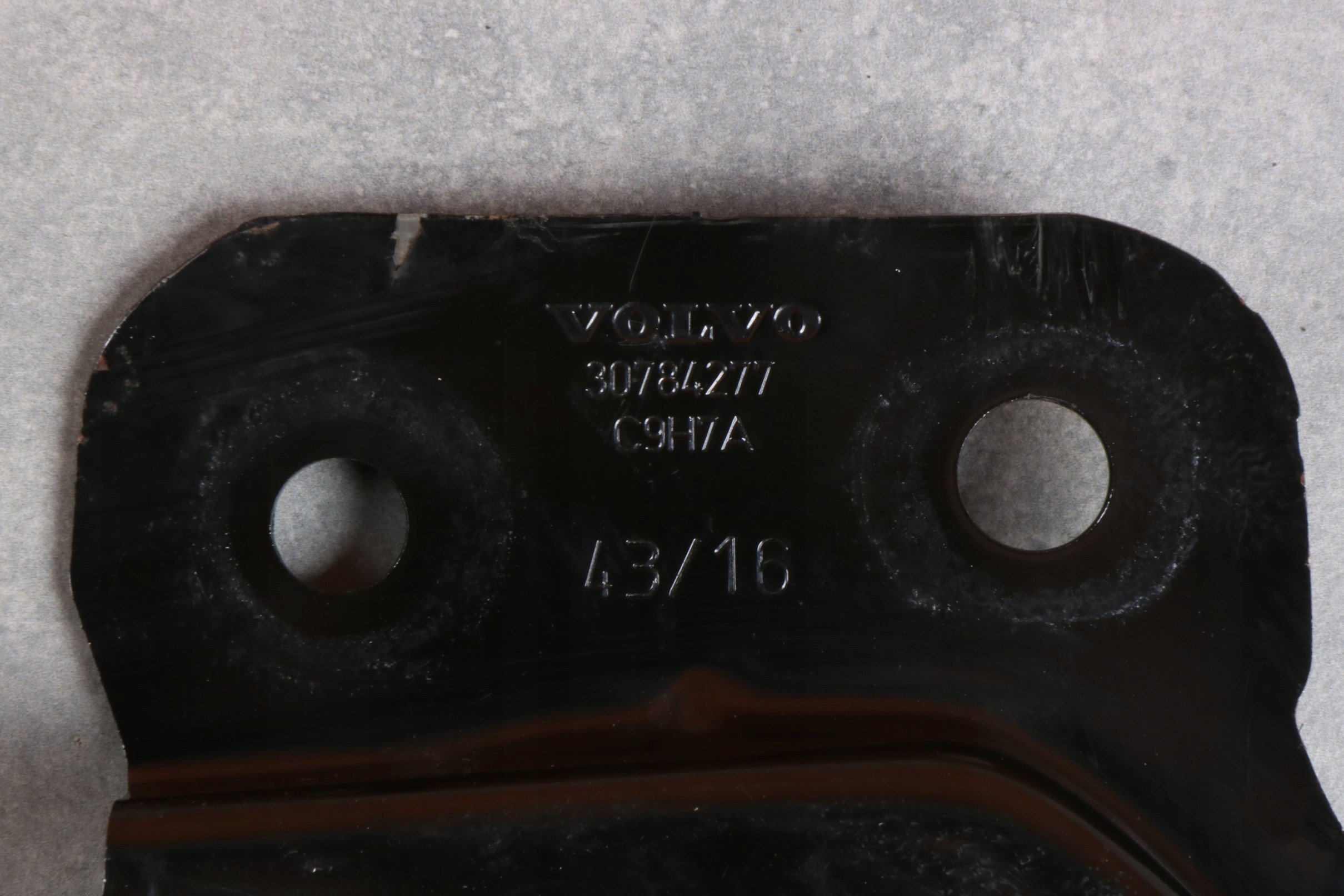 VOLVO XC60 and D4 2.0d D4204T14 bracket console holder 30784277