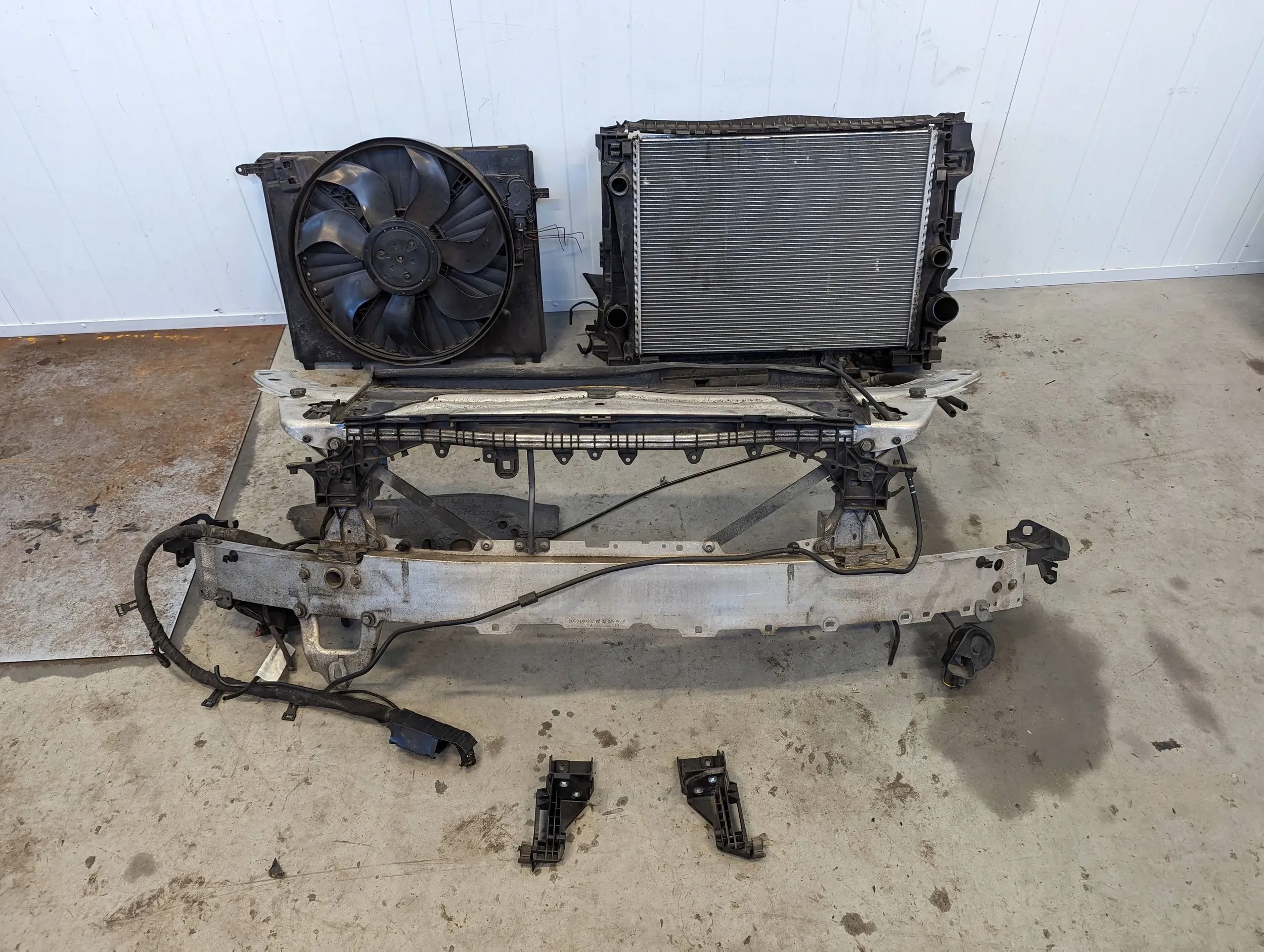 C-Klasa W205 2014-2018 1.6 CDI Pas przedni wzmocnienie chłodnice