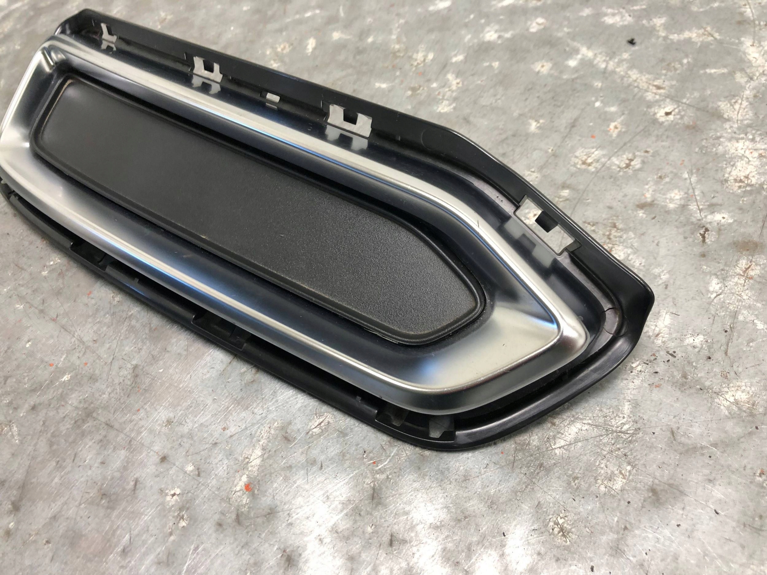 Lüftungsgitter der Stoßstange rechts heck S-LINE AUDI A6 C8 4K0807320A