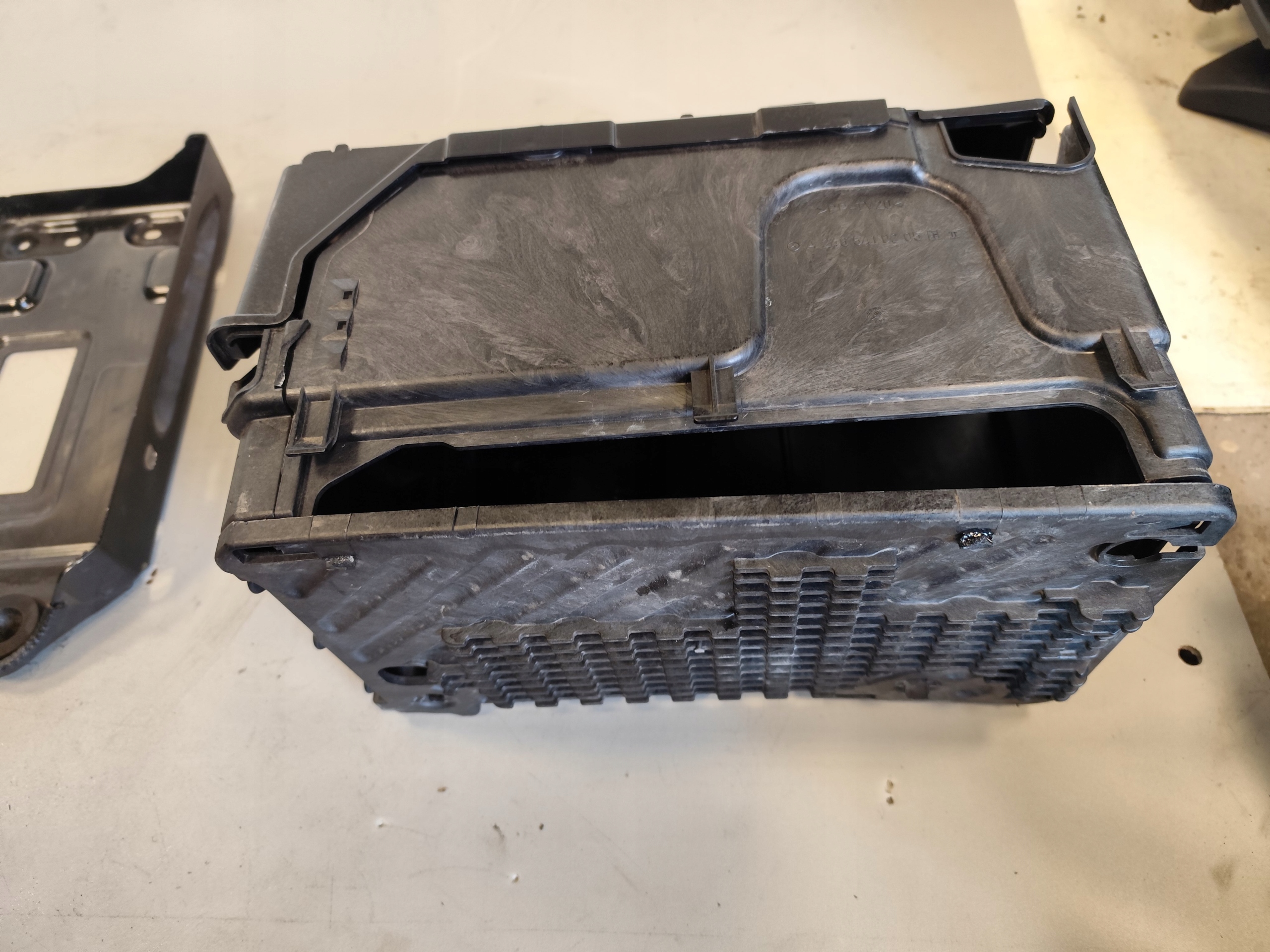 MERCEDES W246 B KLASA LIFT obal držák akumulátoru