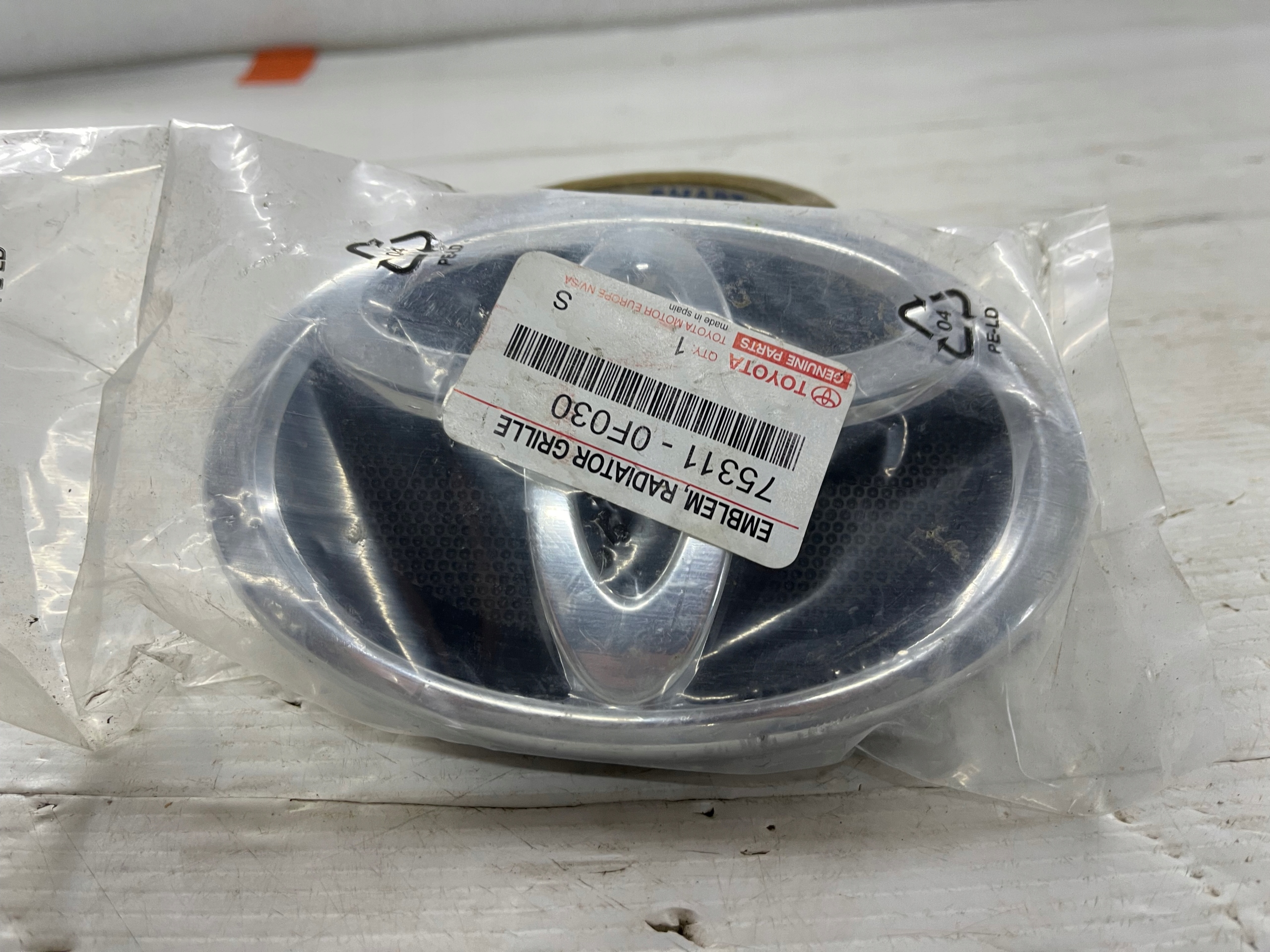 ZNACZEK LOGO EMBLEMAT TOYOTA VERSO 75311-0F030