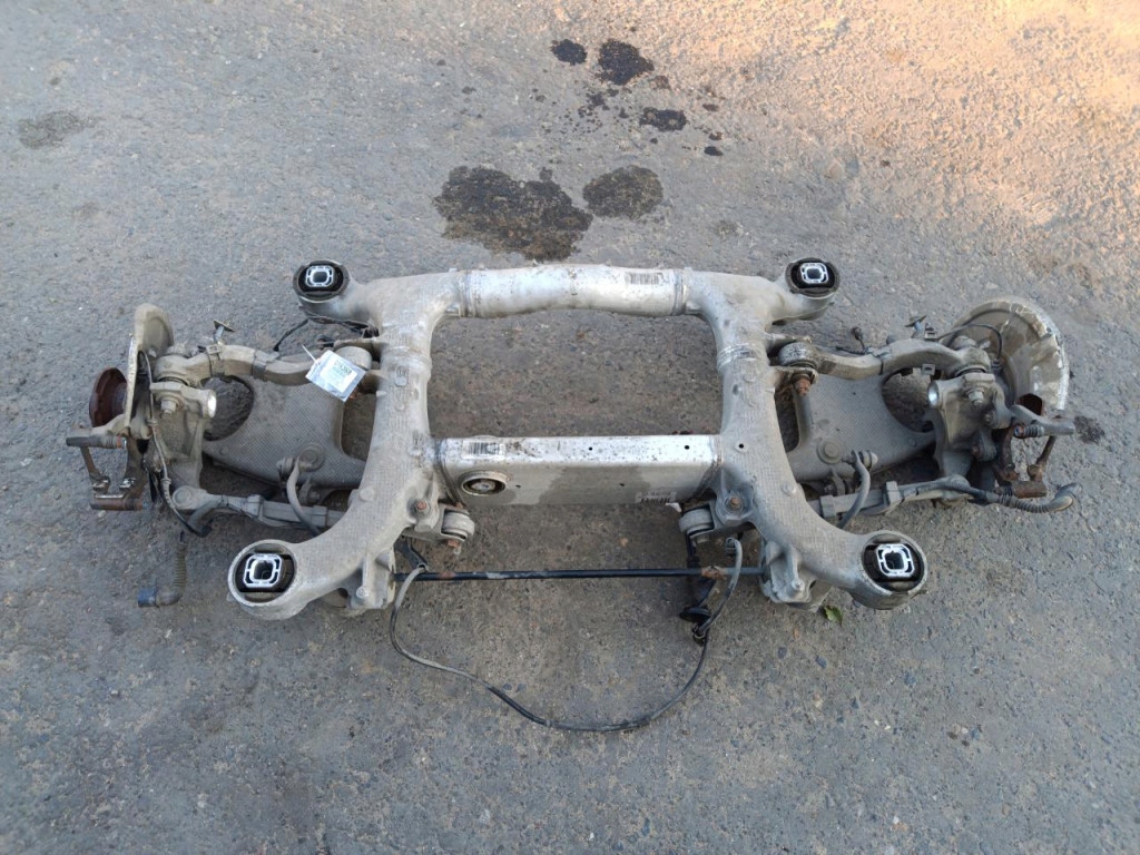 BMW F10 LIFT XDRIVE 528XI BELKA ZAWIESZENIA TYŁ KPL