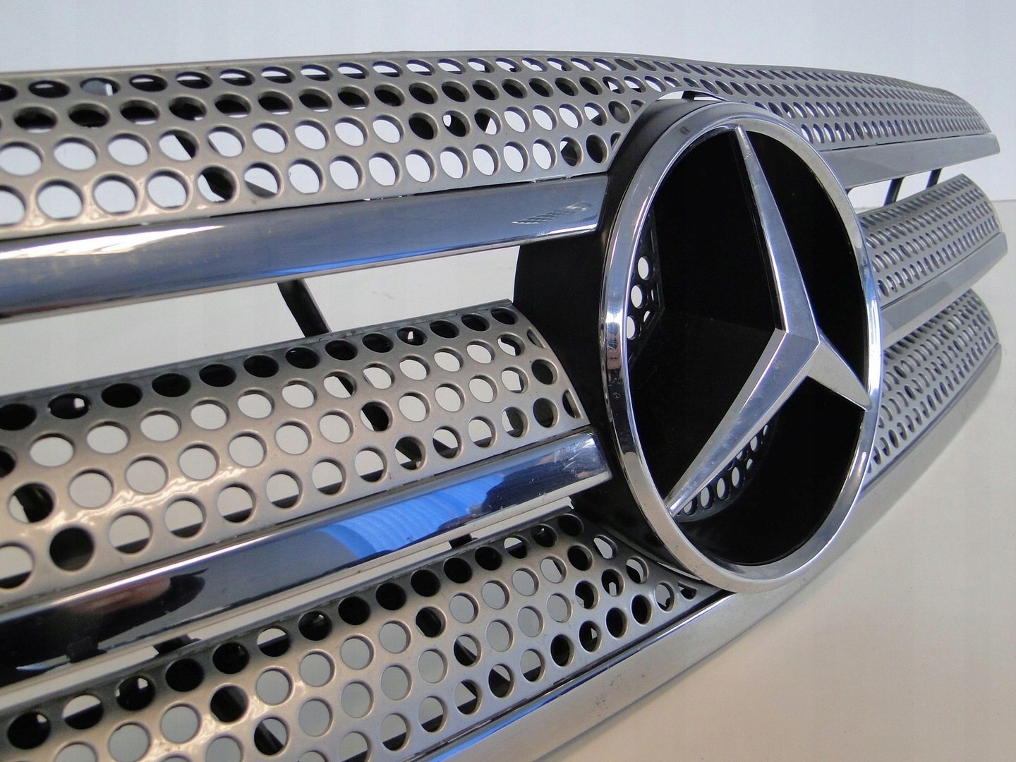 MERCEDES ML 163 W163 GRILL ATRAPA ZDERZAKA Kolor czarny