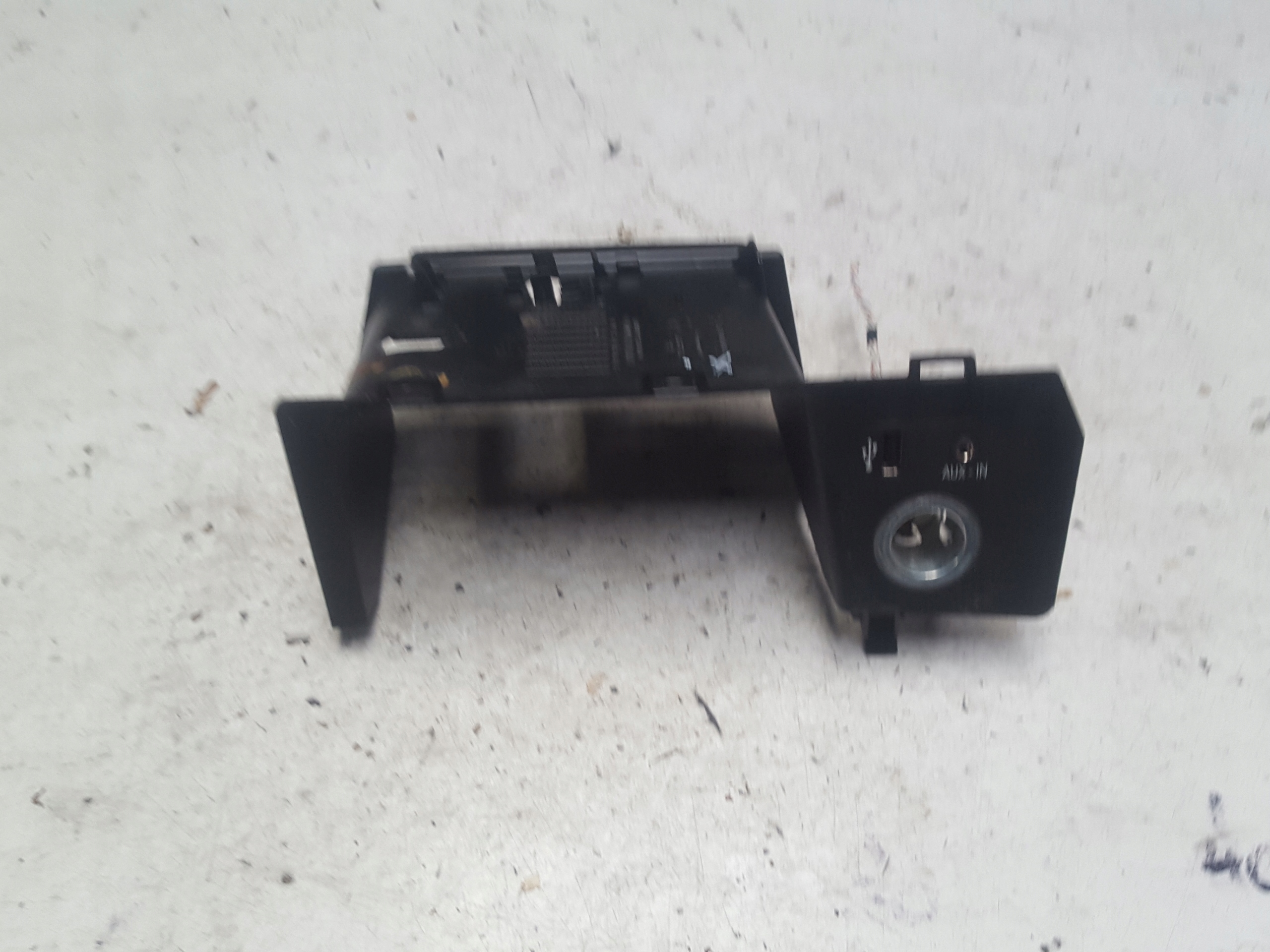 BMW X1 E84 09-14R роз'єм USB AUX 9241331