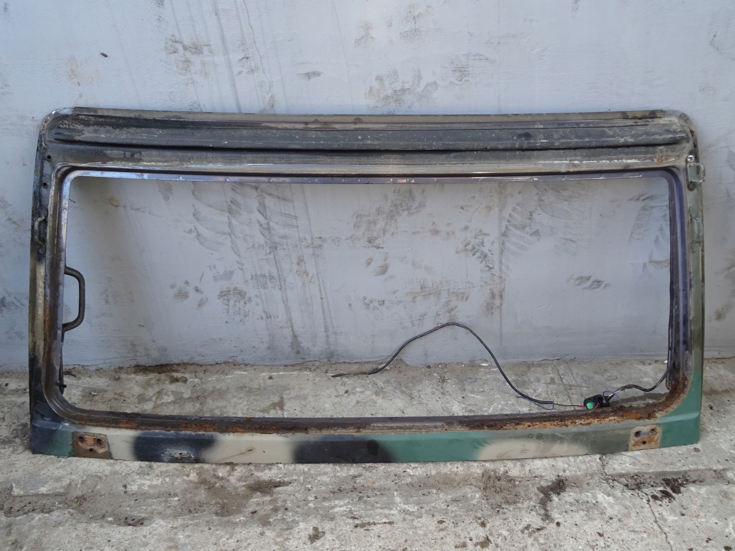 DAIHATSU ROCKY RAMKA RAMA OBUDOWA SZYBY PRZÓD 92r