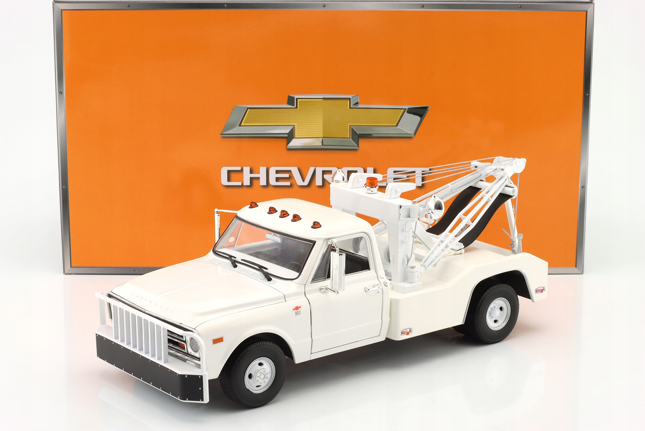 Greenlight Chevrolet C-30 1969 Tow Truck Whit 1:18