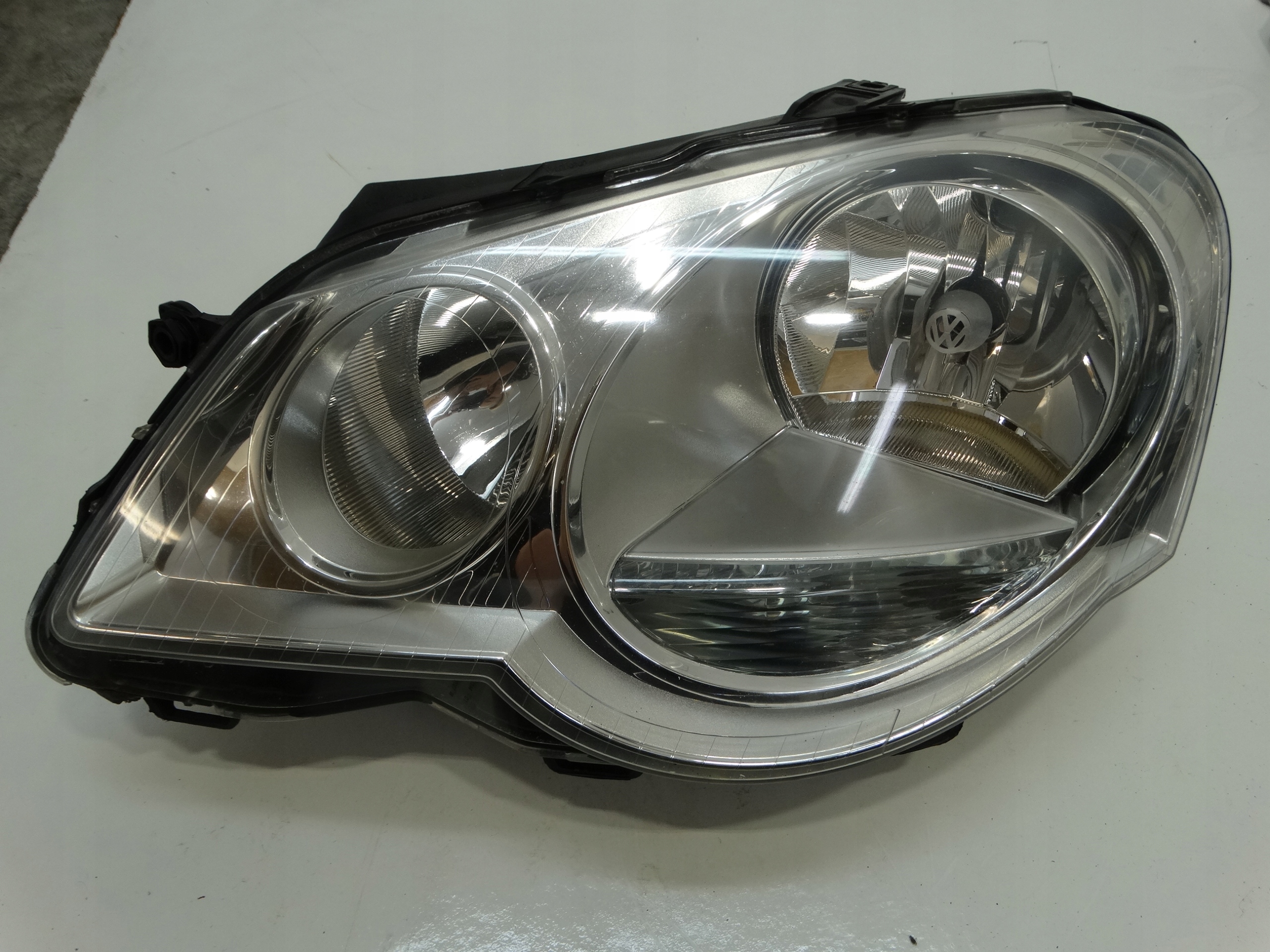 REFLEKTOR light left front VW POLO IV 9N VALEO 6Q1941007AT EUROPA