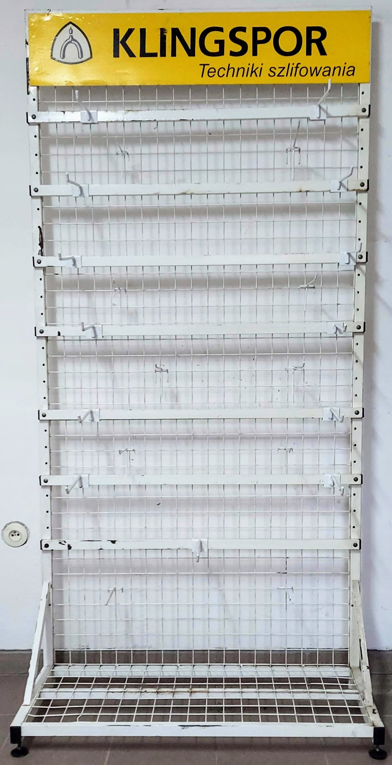 Виставкова вітрина інструменти пильні диски