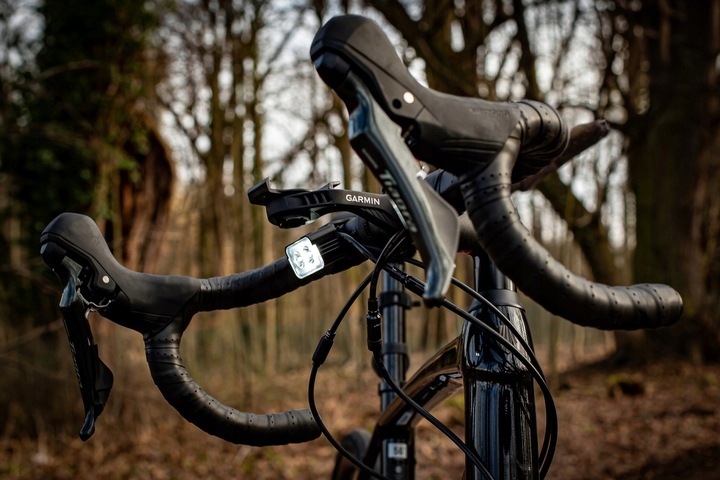 LAMPKA ROWEROWA PRZÓD NA KIEROWNICE ŚWIATŁO LED OŚWIETLENIE ROWER USB VAYOX Czas pracy 15 h