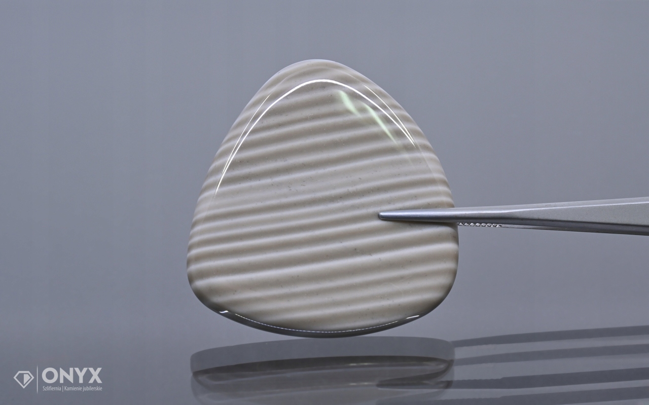 Křemílek pruhovaný kabošon nepravidelný 42x41 mm