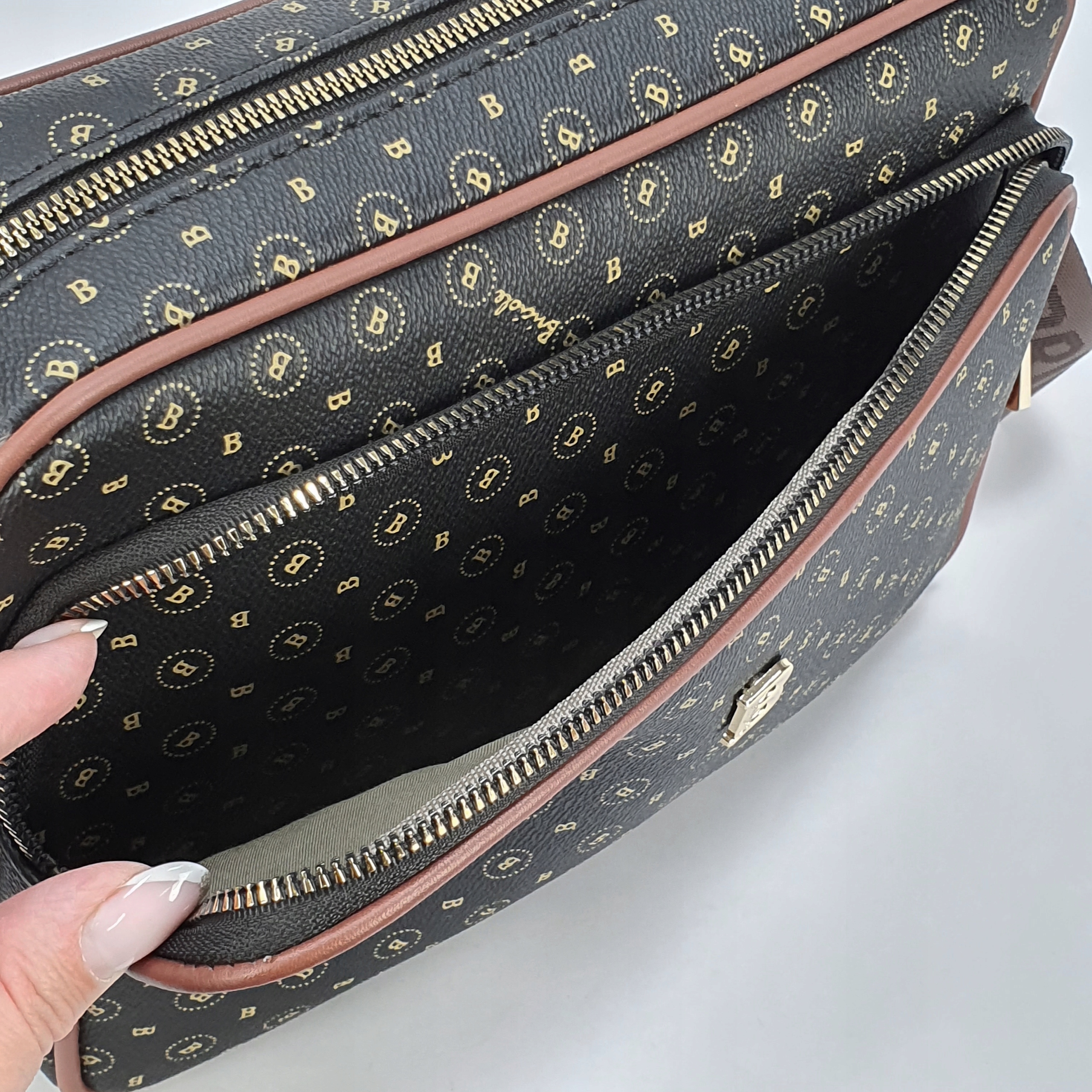 TOREBKA DAMSKA KUFEREK A5 MONOGRAM BRĄZ BRICIOLE Kolor czarny