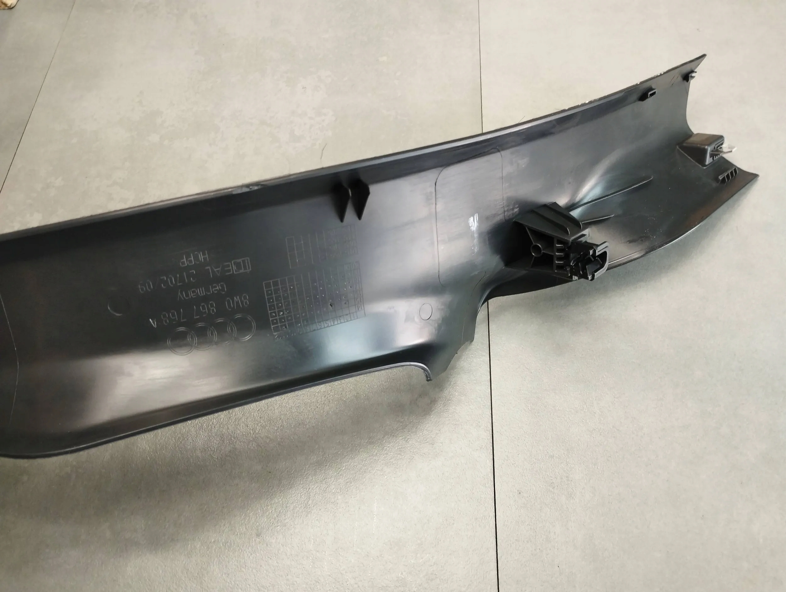 Audi A4 B9 8W kryt PRAHU 8W0867768A