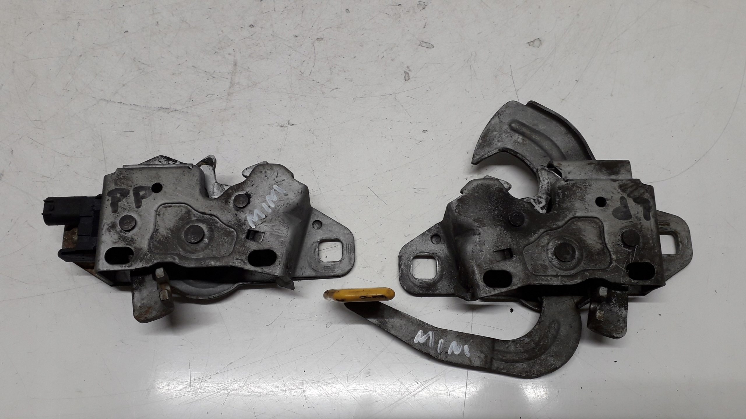 00- - MINI ONE R50 00 - Замок болт капота правий лівий