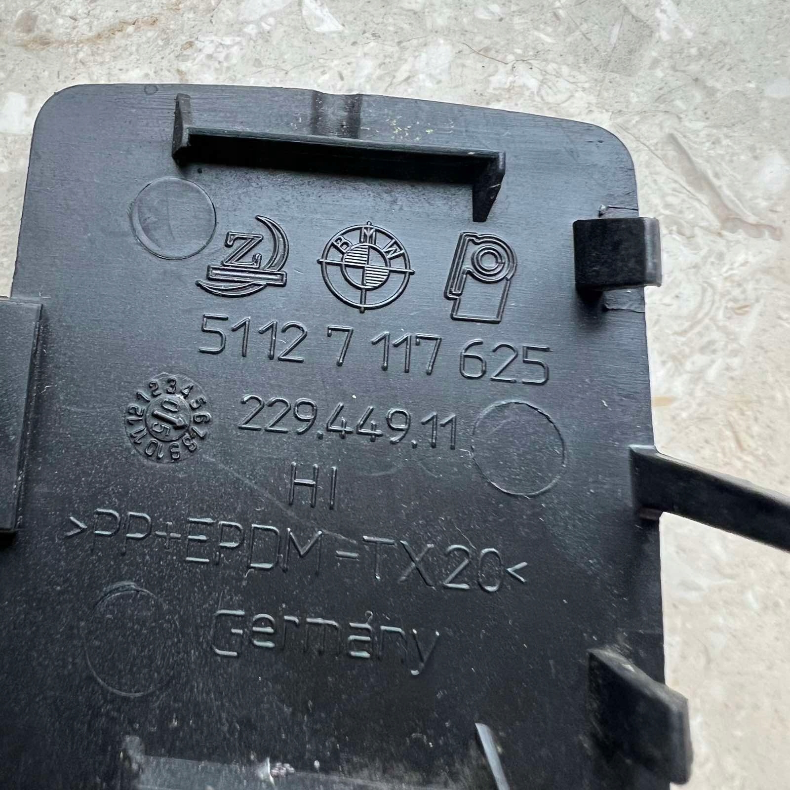 BMW1 E87 04-07 Abschleppöse der Stoßstange heck 51127117625