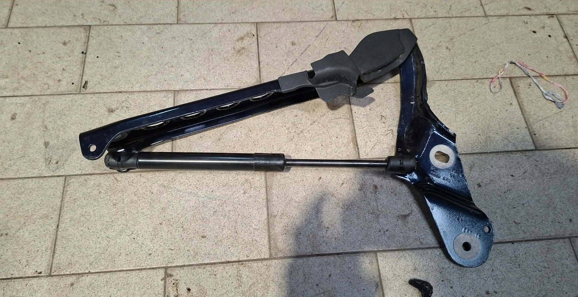 bonnet hinges right side Audi A8 S8 D4 4H 4H0823302C