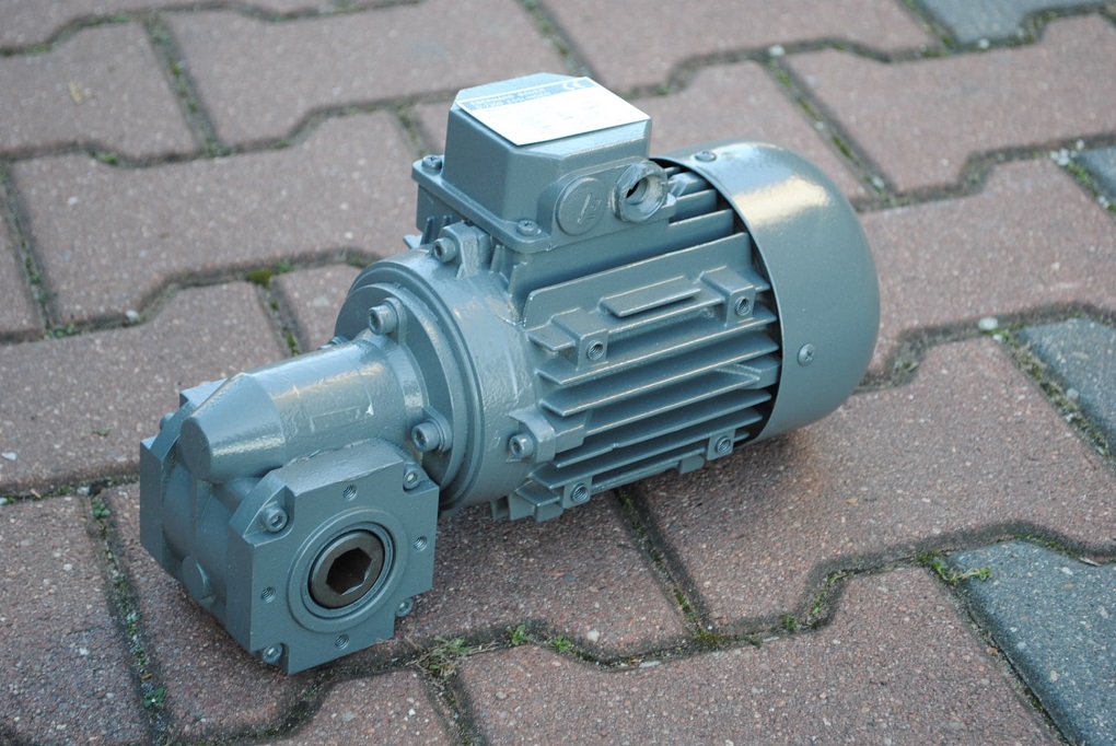 Motoreduktor kątowy 0.18kw. 68obr./min..