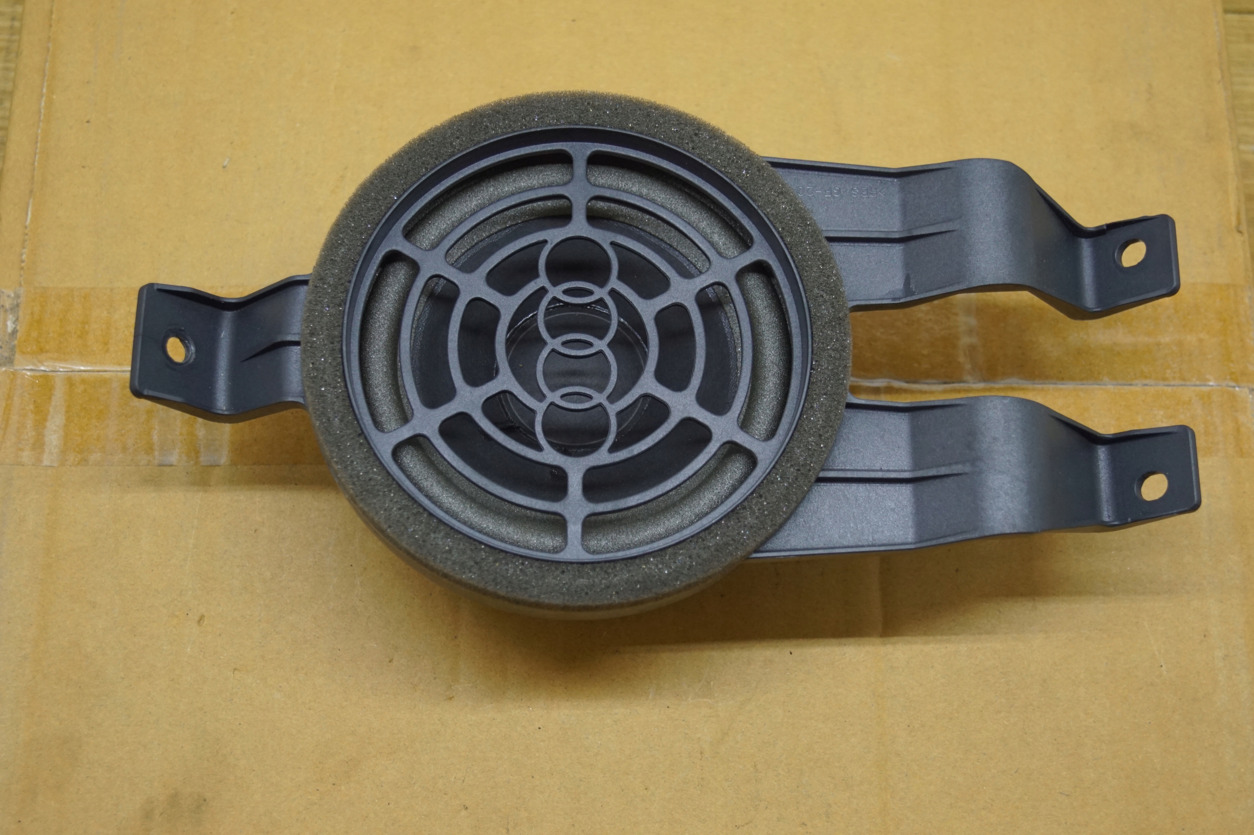 GLOSNIK TYL BANG OLUFSEN AUDI R8 420035411C
