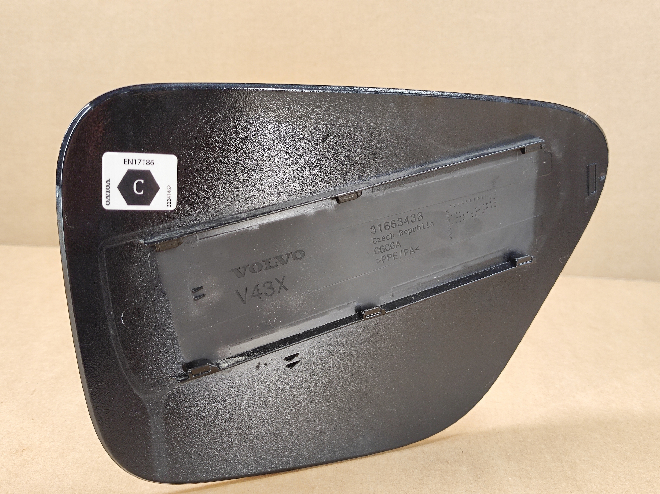 KLAPKA GNIAZDA LADOWANIA VOLVO S60 V60 Farbe 717