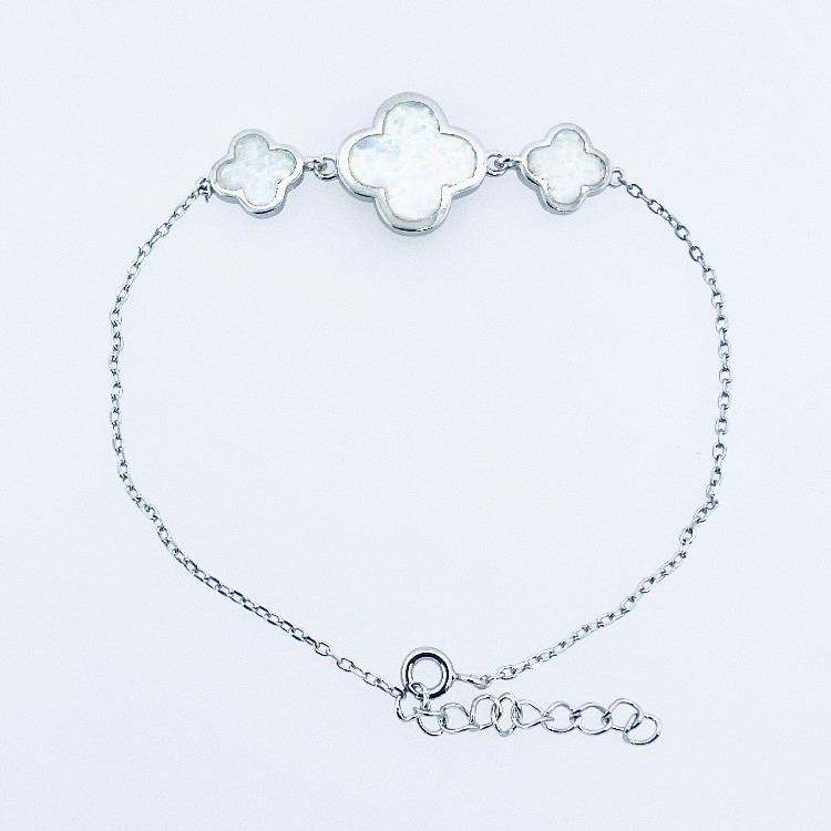 Stříbrný náramek s opálem ve tvaru jetele