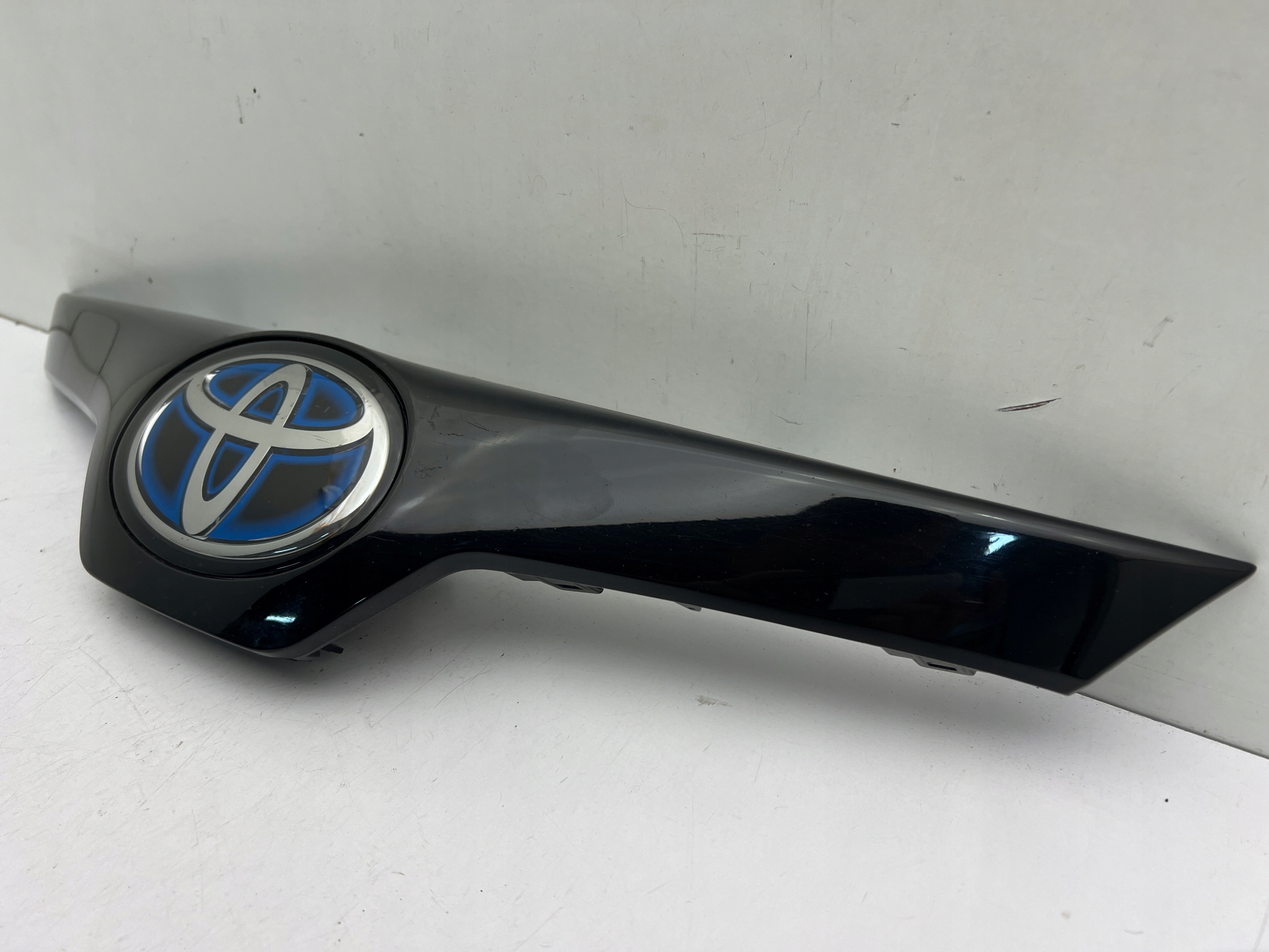 TOYOTA COROLLA E21 HYBRID ATRAPA GRILL EMBLEMAT RADAR ACC ORYGINAŁ N 18- Producent części Toyota OE