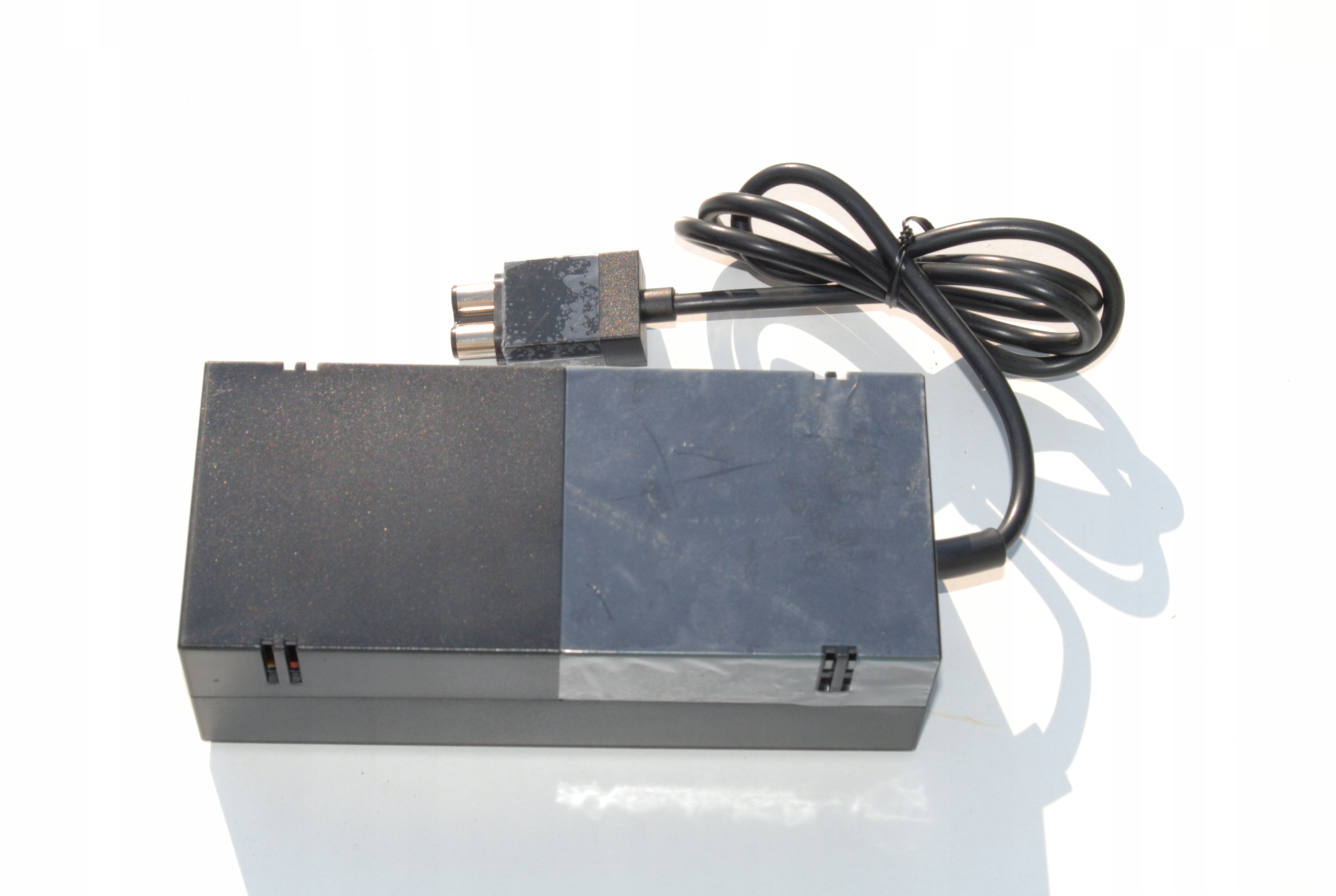 Napájecí zdroj Xbox One je vysoce kvalitní náhradou za komponenty jako u originálu