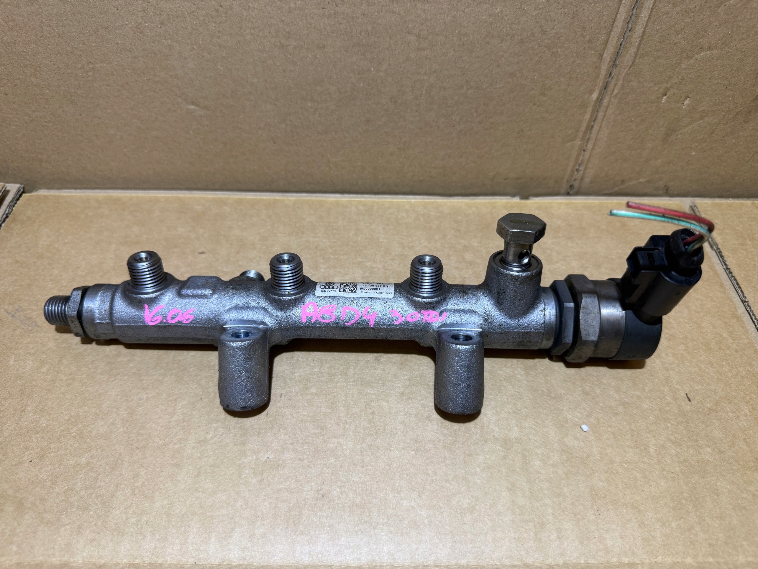 AUDI A8 D4 3.0 TDI Rampe injection Capteur 057130764AE 059130090CN