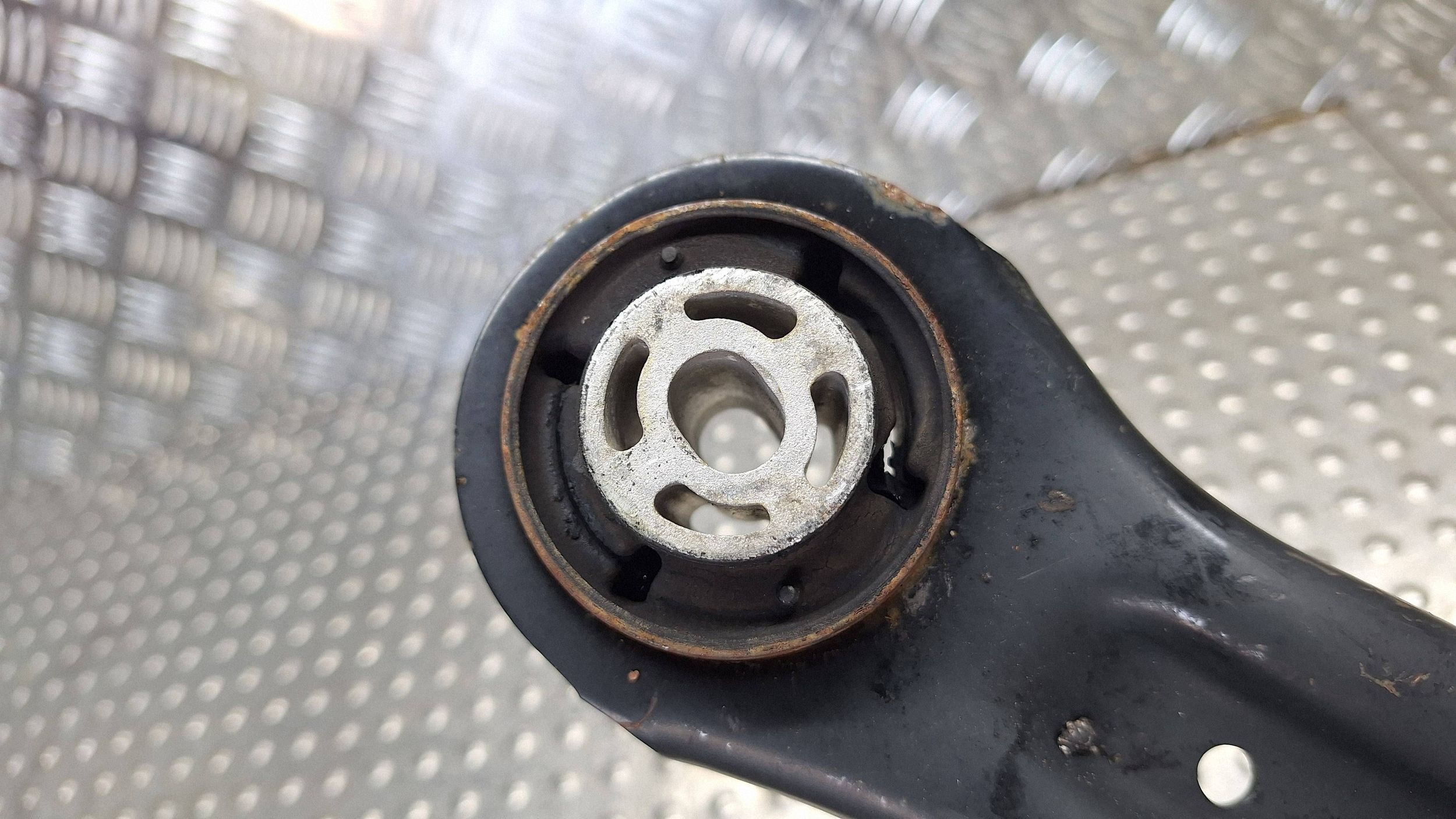 arm left front H1BC-3051L FORD FIESTA MK8