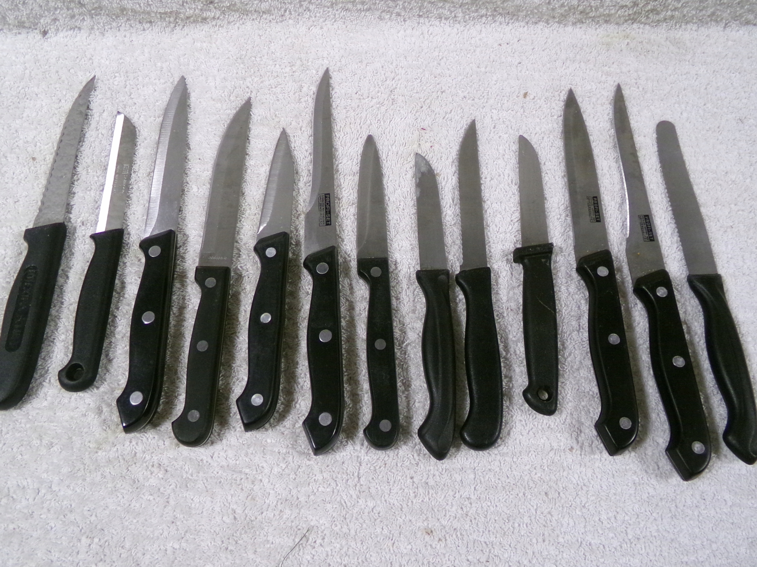 ZESTAW RÓŻNYCH NOŻY