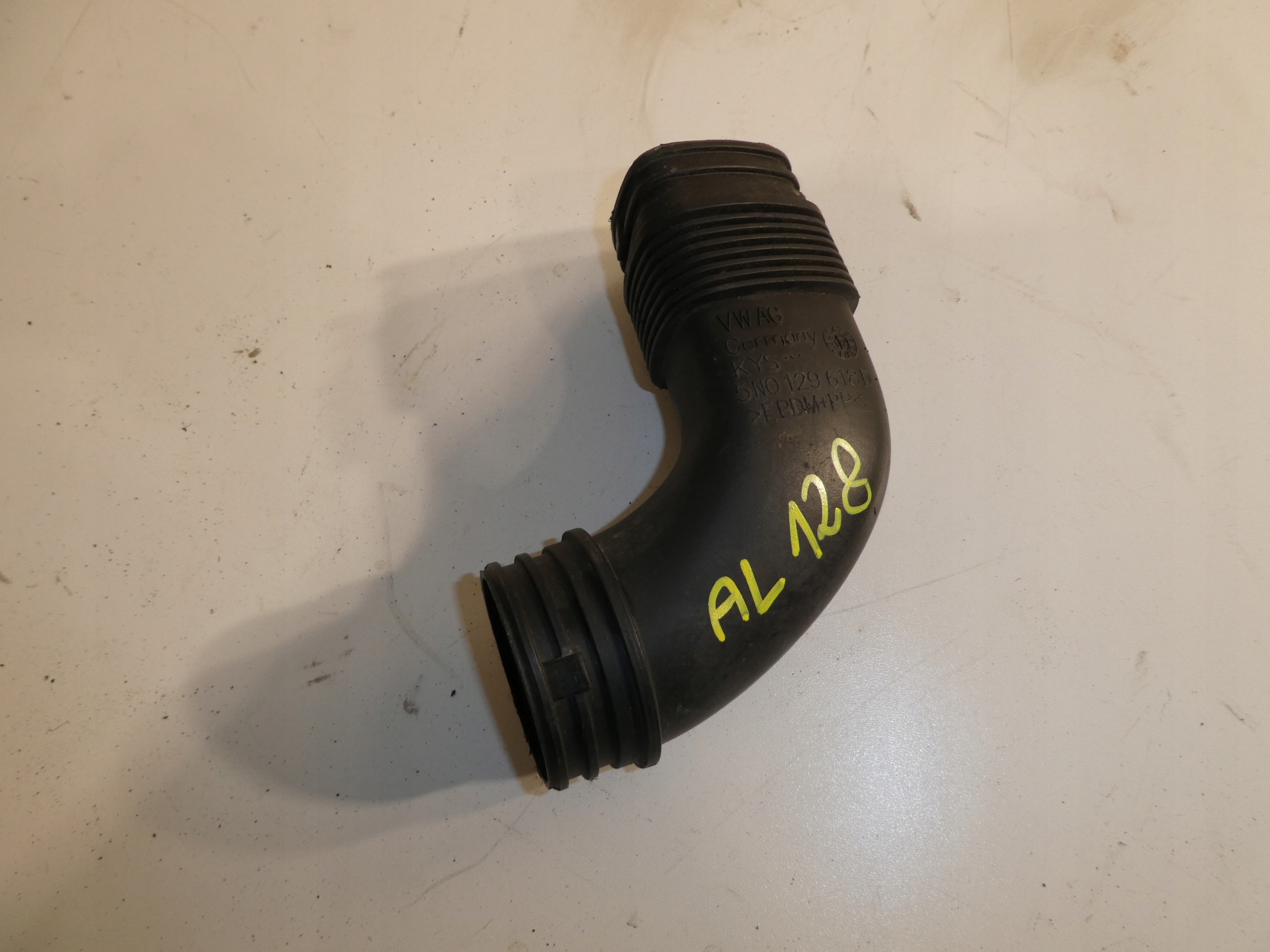 AUDI SEAT VW suction pipe air 5N0129618D